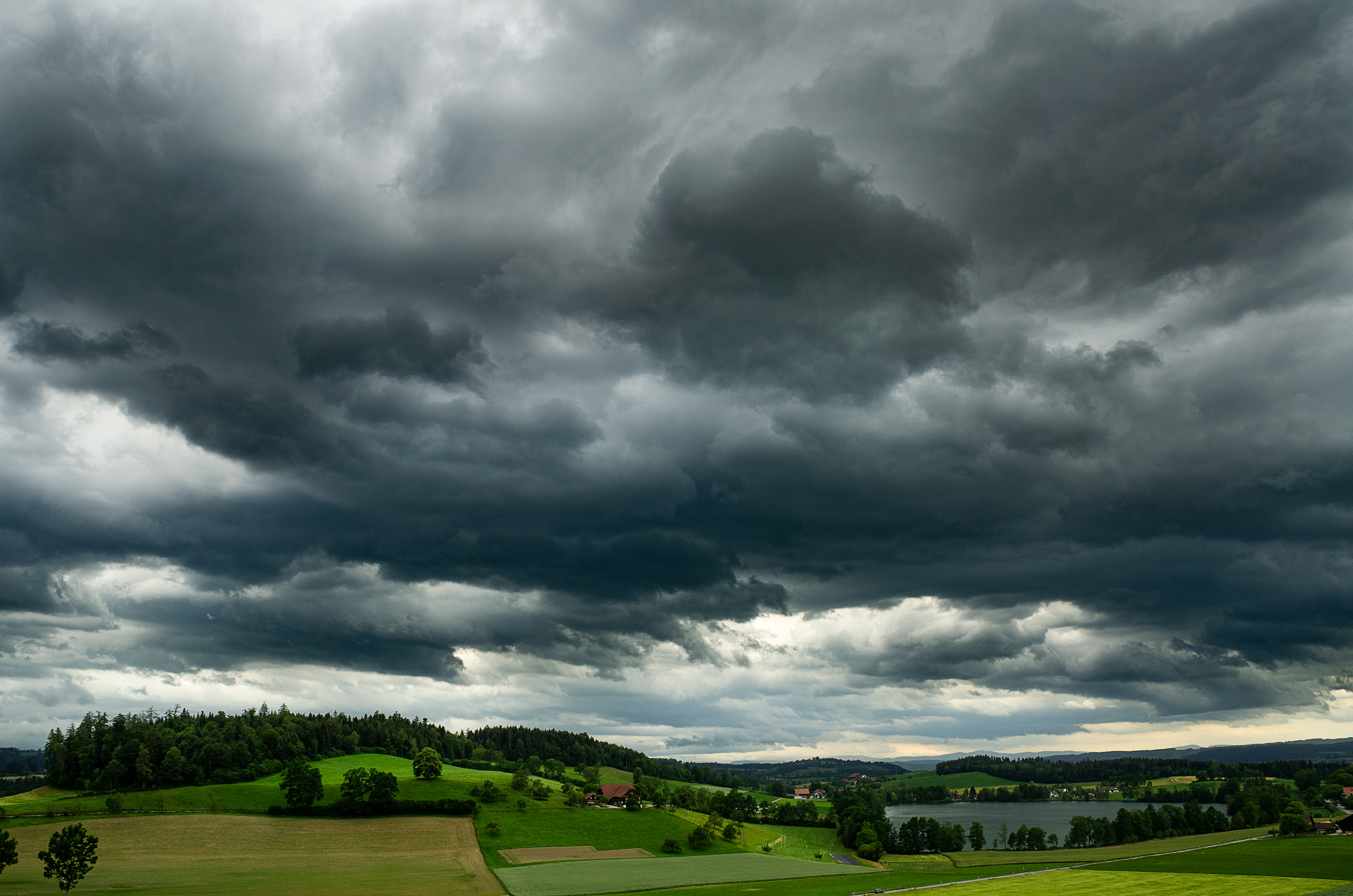Dramatischer Wolkenhimmel vor dem Gewitter am Samstagnachmittag über dem Soppensee, von der Buchweid her gesehen. | Stefan Dubach, Ruswil
