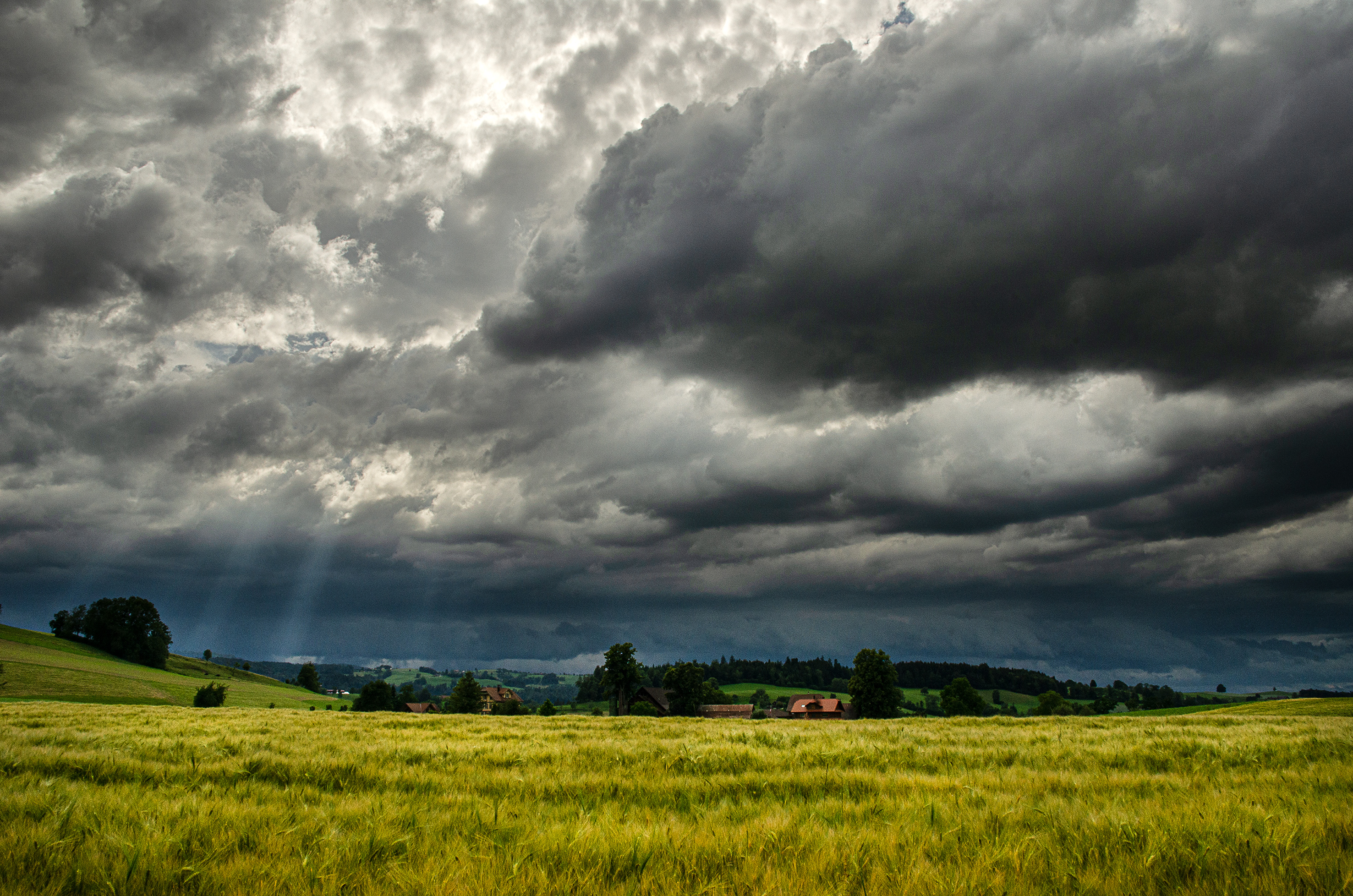 Dramatischer Himmel beim Gewitteraufzug am Samstag Nachmittag. Sicht Richtung Buholz vom Neubode her. | Stefan Dubach, Ruswil