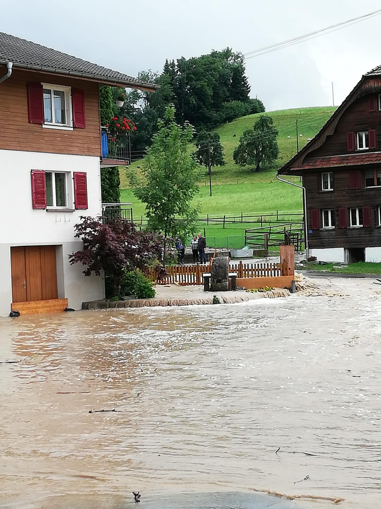 In der Riede, Ruswil, wurde die Brücke über den Heiterbach beschädigt. Foto Fabienne Widmer