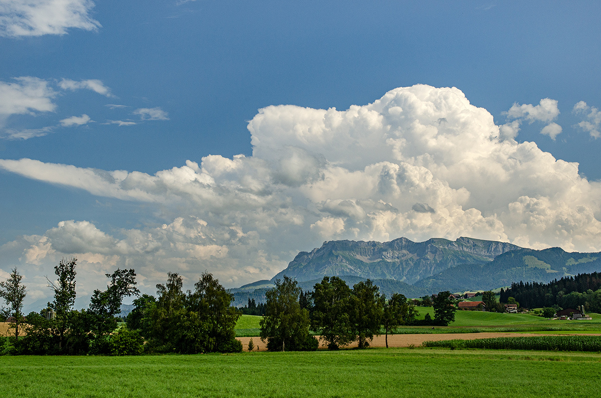 Riesige Wolken über dem Pilatus zeugen von sehr viel Energie. | Stefan Dubach, Ruswil