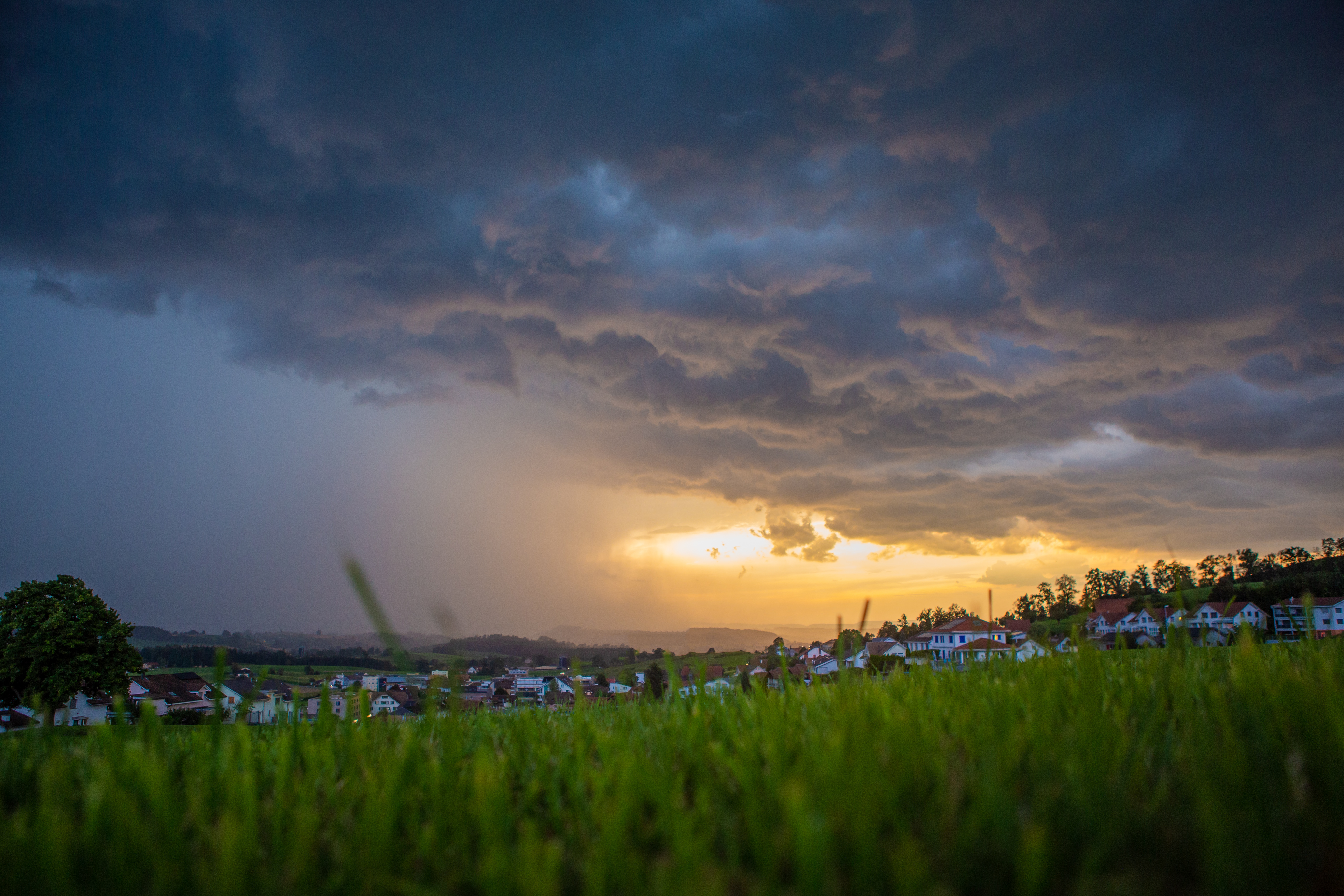 Ein Gewitter zieht auf Rüediswil zu. | René Burch, Ruswil