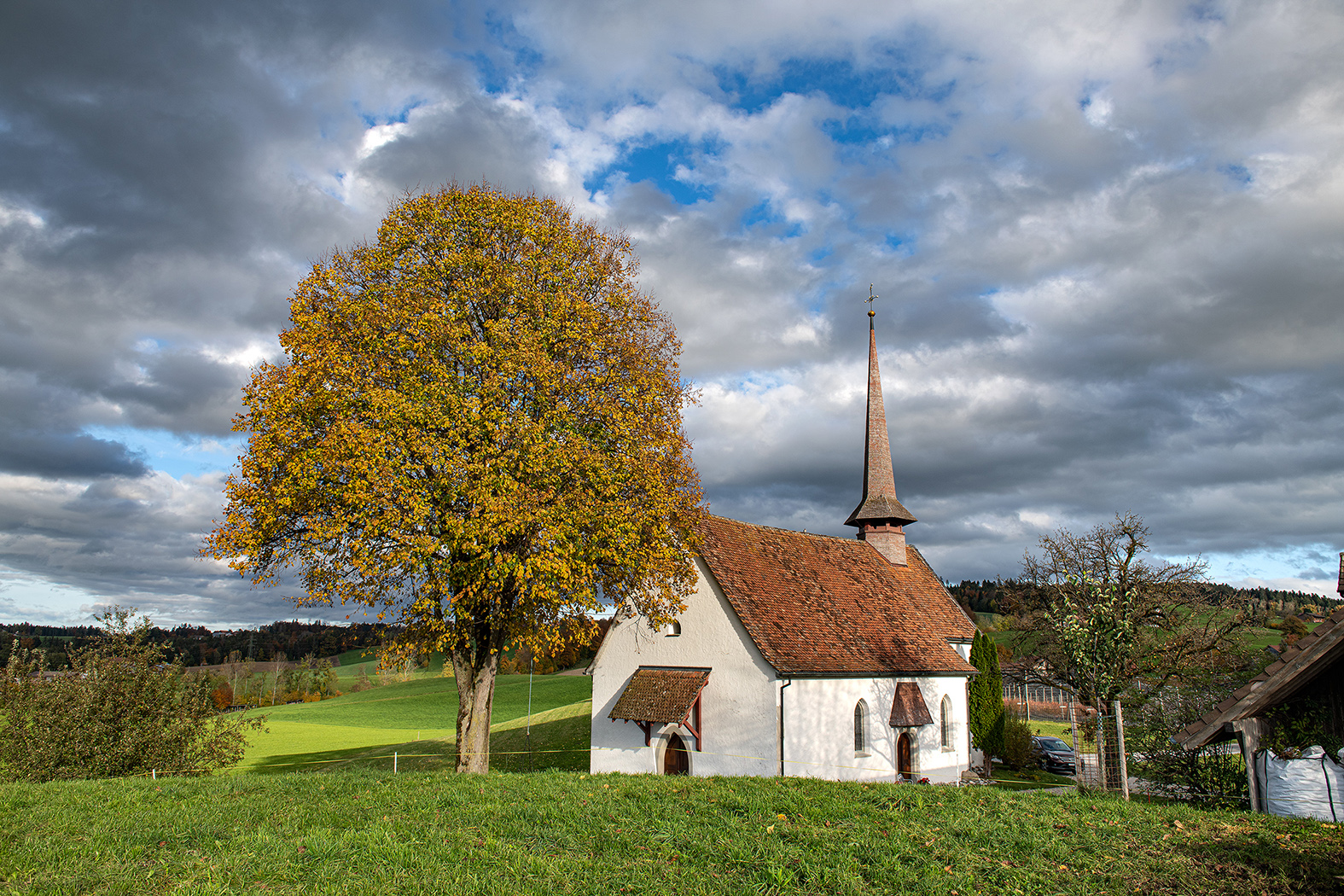 Die Kapelle St. Urlich leuchtet in der Herbstsonne | Stefan Dubach, Ruswil