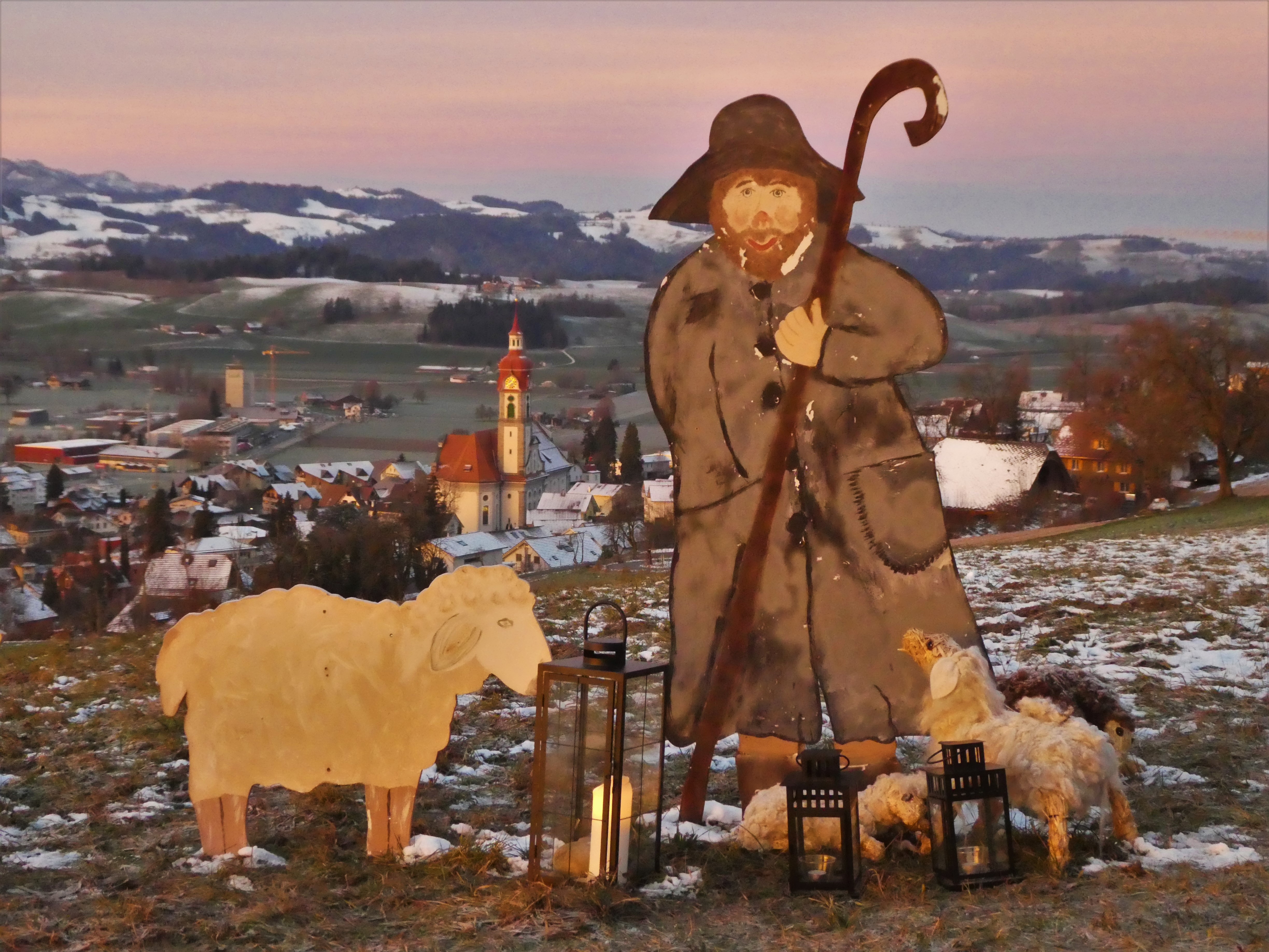 Der gute Hirt wartet geduldig mit seinen Schafen auf die wärmende Sonne. (Ruswiler Weihnachtsweg beim Wasserreservoir Goldschrüti) | Josy Steinmann, Ruswil