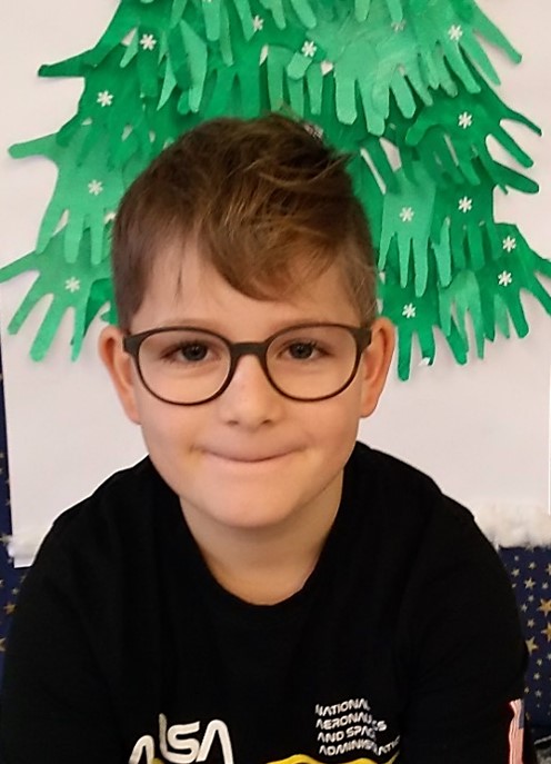 Morris Müller, Buttisholz, 2. Klasse PS:

"Ich wünsche mir ein schönes 2021. Ich träume davon, Corona in eine Rakete zu stecken, wegzuschiessen und dann explodieren zu lassen. Ich wünsche allen einen schönen Silvester und für alle auf der Welt ein ultraschönes Leben."