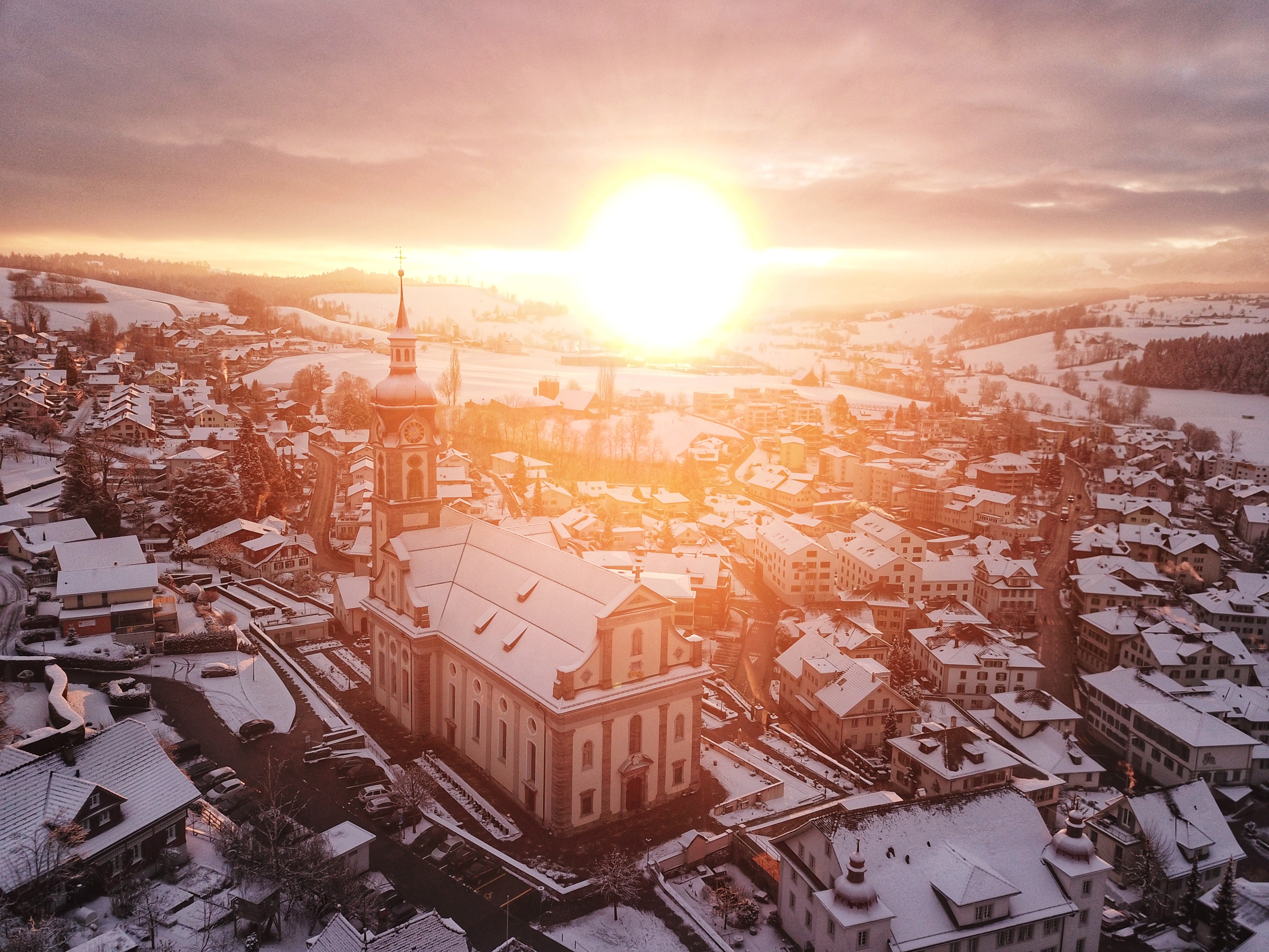 Sonnenaufgang über der verschneiten Kirche Ruswil. | Mattia Willimann, Ruswil
