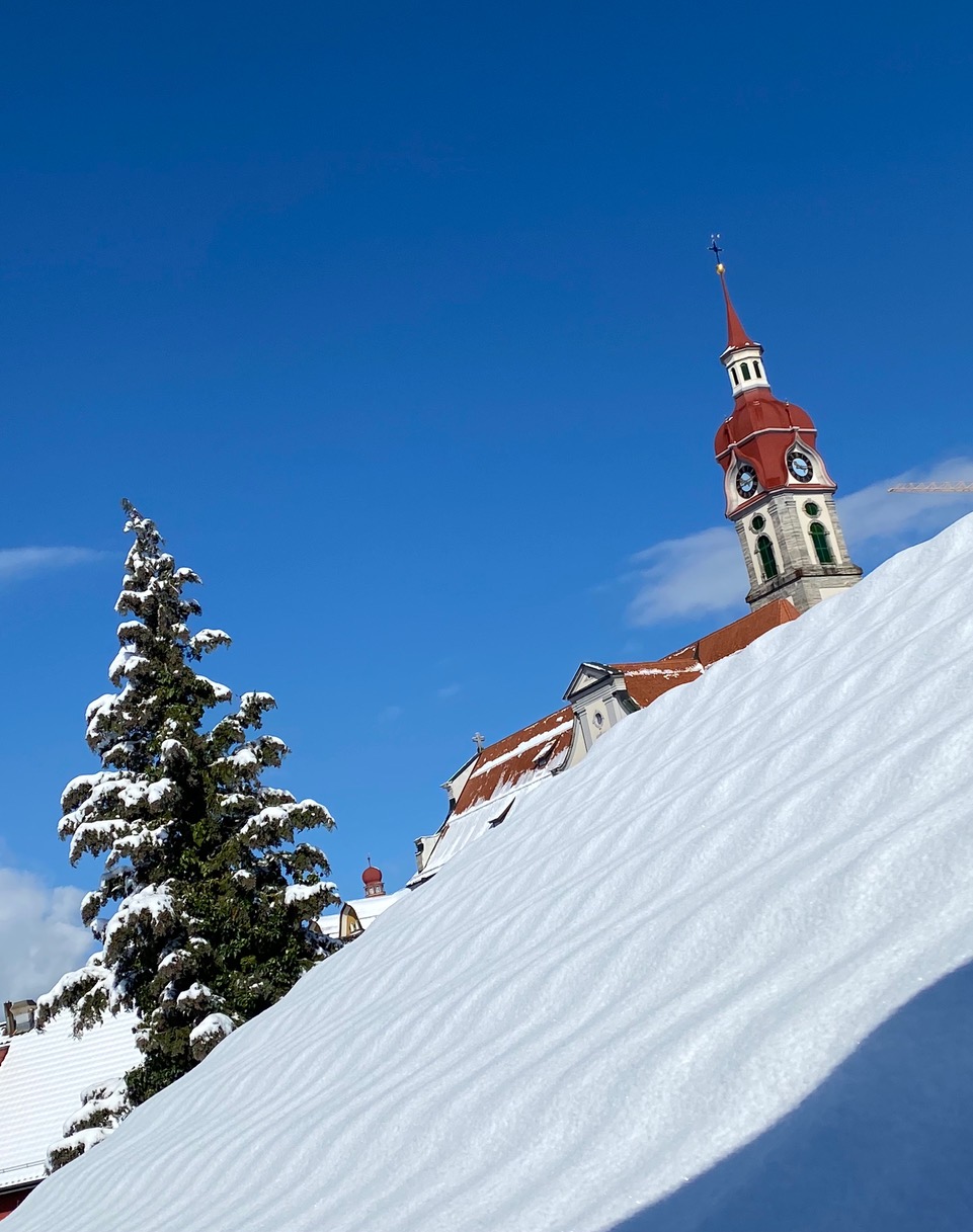 Die Landschaft präsentierte sich am Mittwoch, 7. April 2021 winterlich, im Hintergrund die Ruswiler Kirche. | Renate Mueller, Ruswil