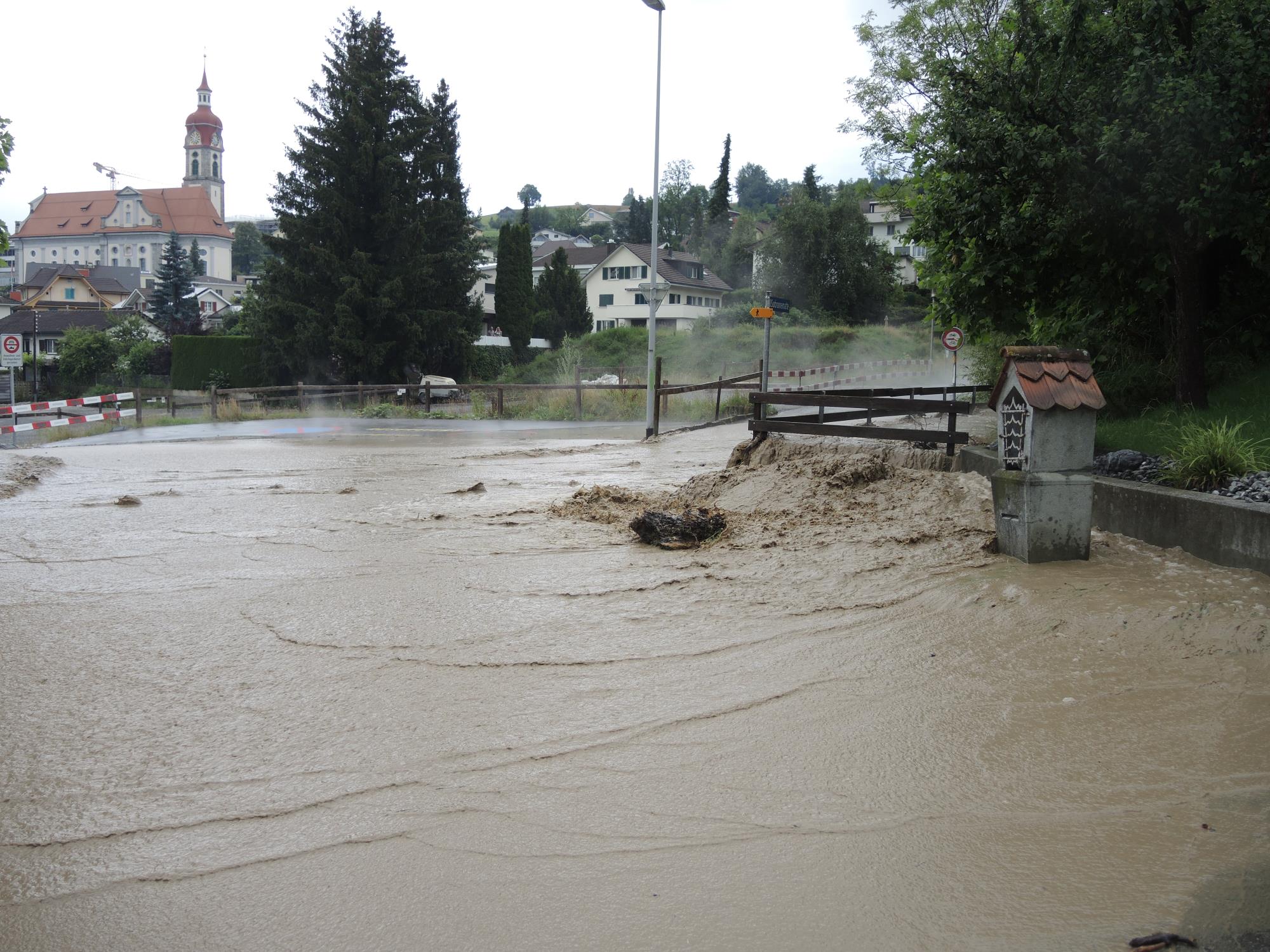 Überschwemmter Tändlibach bei der Surbrunnematte hinter dem Feuerwehrlokal. Foto Josef Stirnimann-Maurer