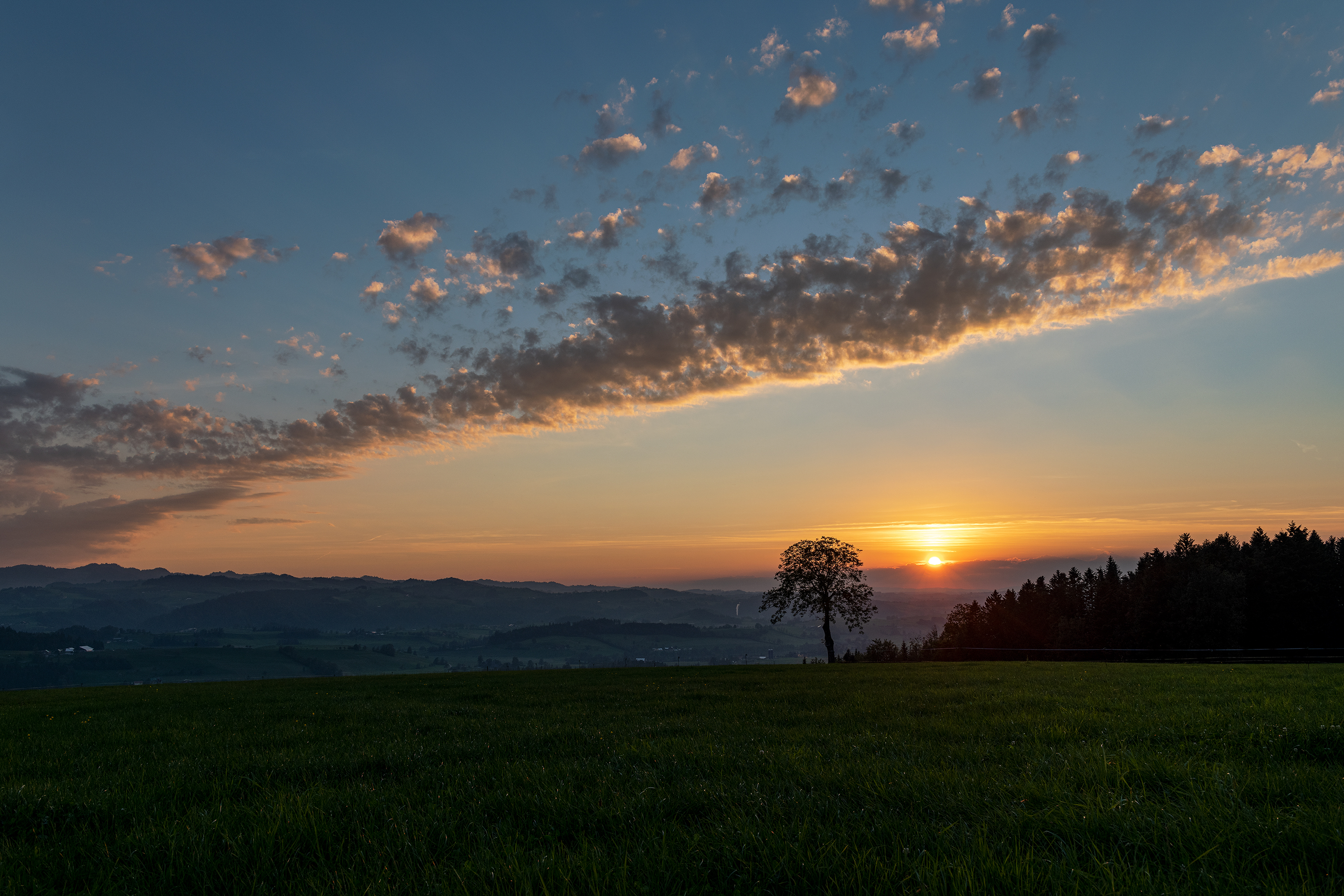 Wohl für einige Tage der letzte Sonnenuntergang eingefangen vom Ruswiler Berg. | Stefan Dubach, Ruswil 