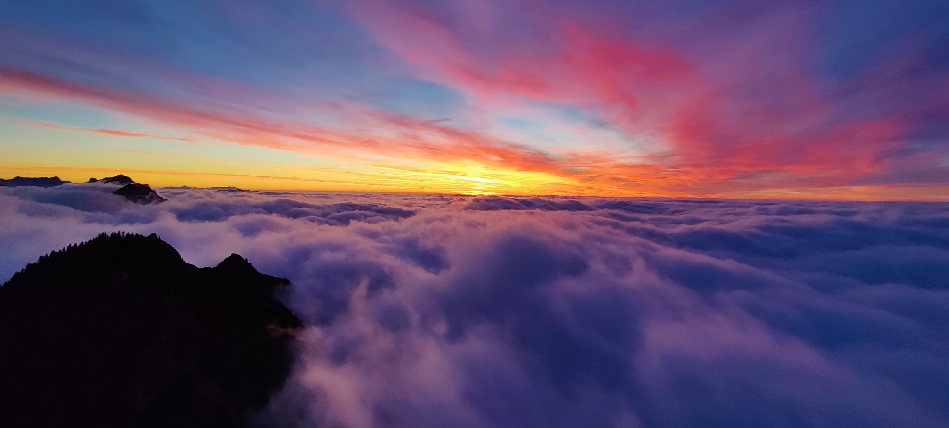 Atemberaubender Sonnenuntergang auf dem Blauen Tosse ins Wolkenbad. | Martina Bühlmann, Ruswil