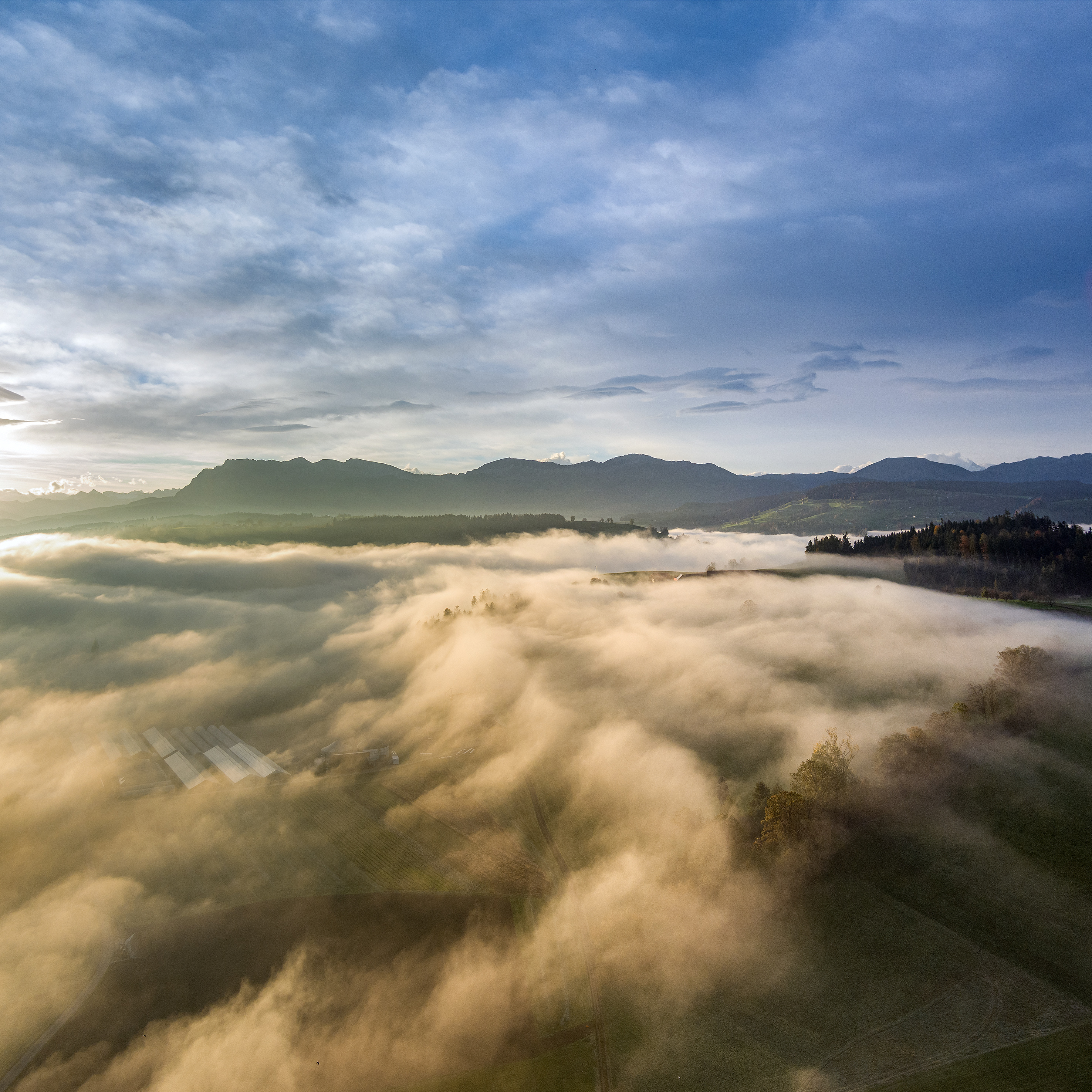 Der Nebel schleicht sich über die Hänge vom Schübelberg ins Moos hinunter. | Stefan Dubach, Ruswil