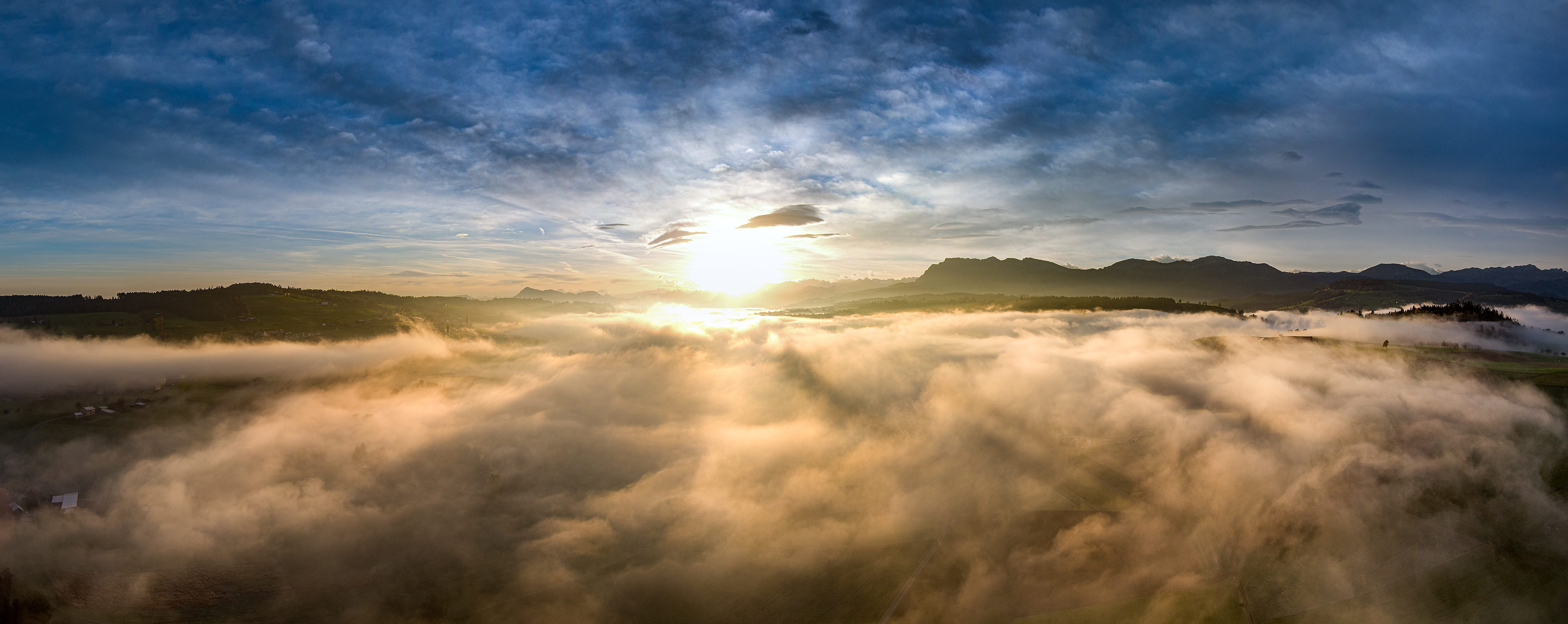Jeden Morgen geht die Sonne auf, egal ob es unten klar ist oder ein trüber Nebel herrscht, irgendwo erfreut sie die Menschen die sie sehen können und wollen. | Stefan Dubach, Ruswil
