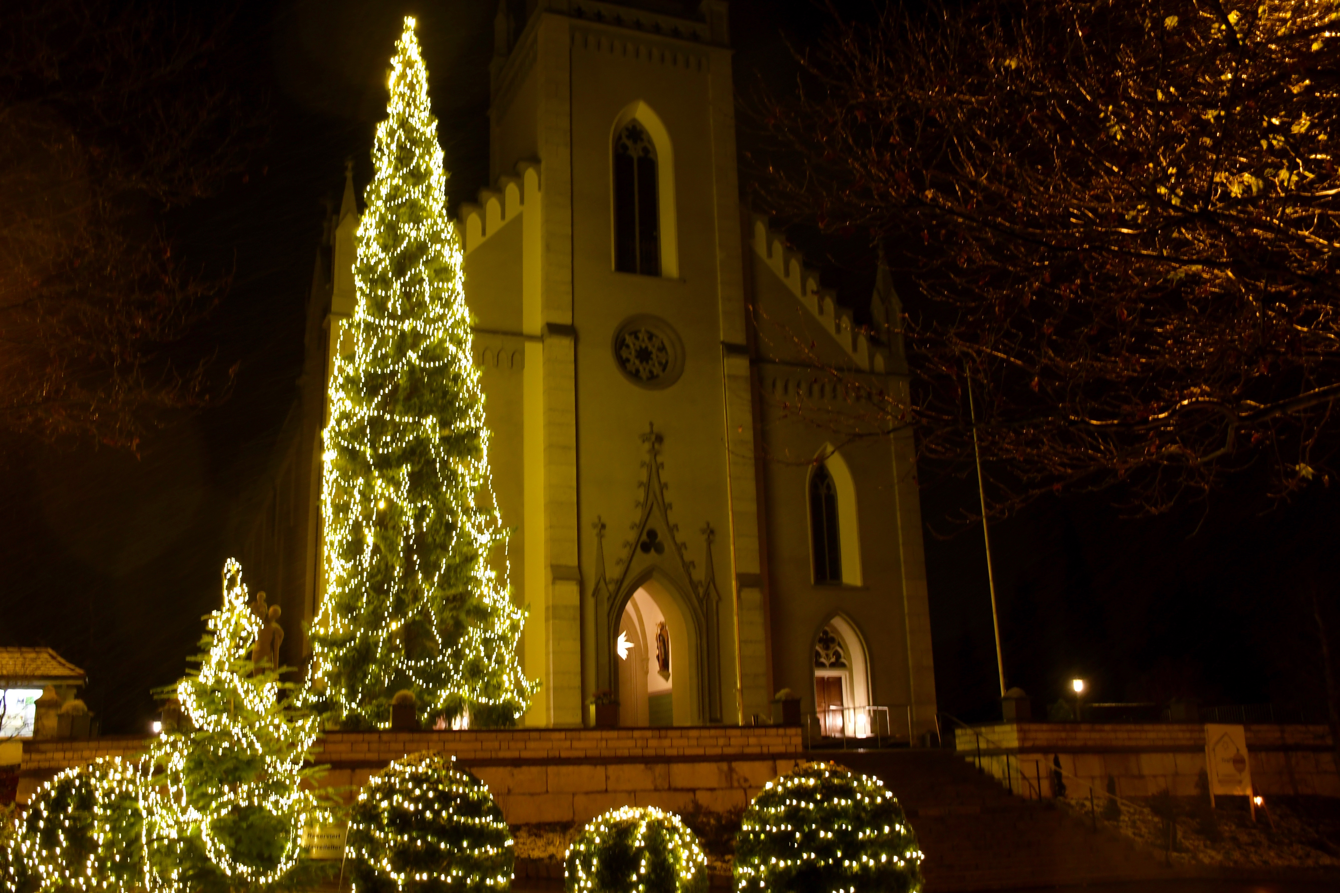 Weihnachtsidylle vor der Konrads-Kirche in Grosswangen. | Toni Koller, Grosswangen