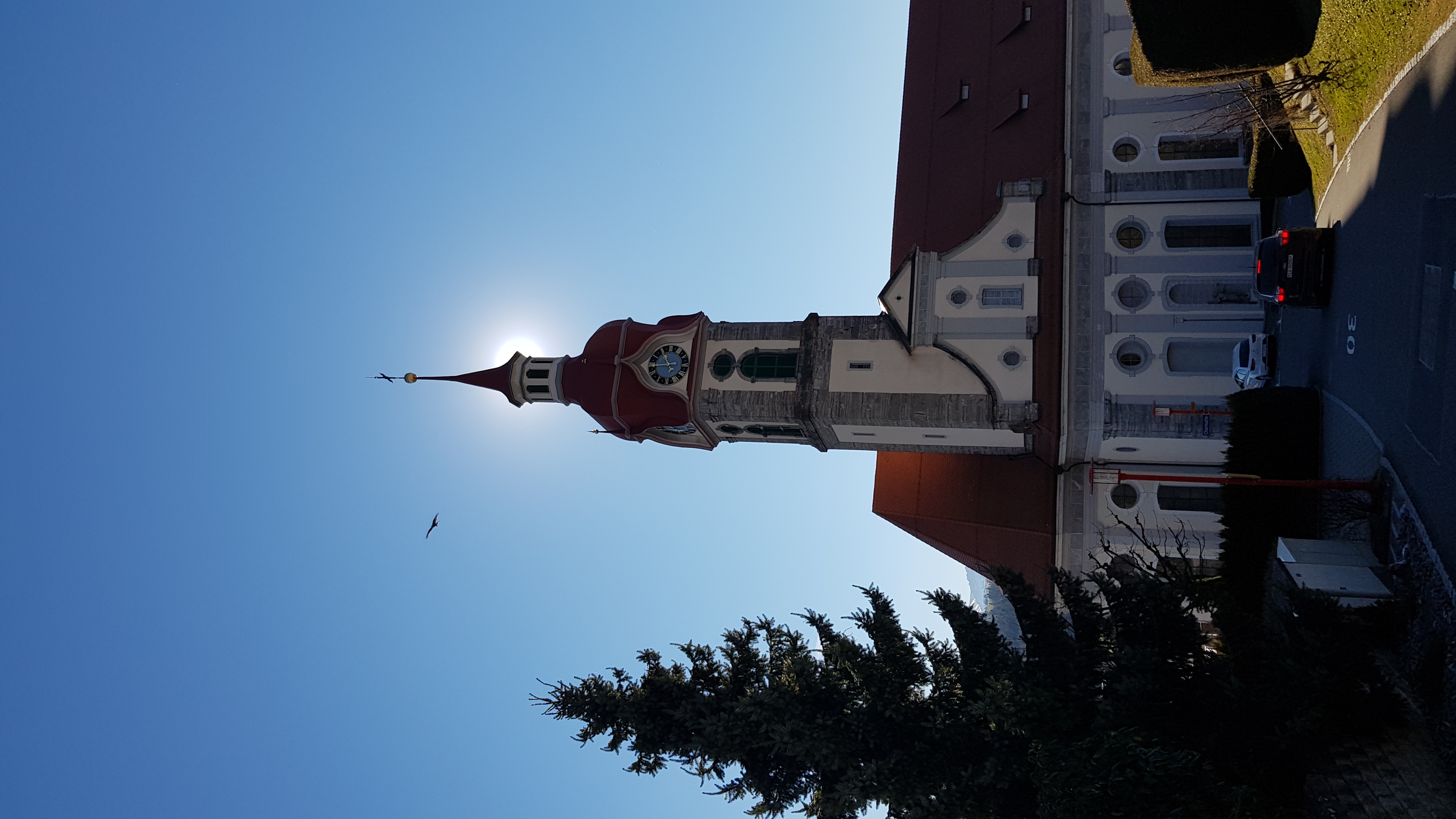 Kirche mit Heiligenschein |  Priska Leutwiler