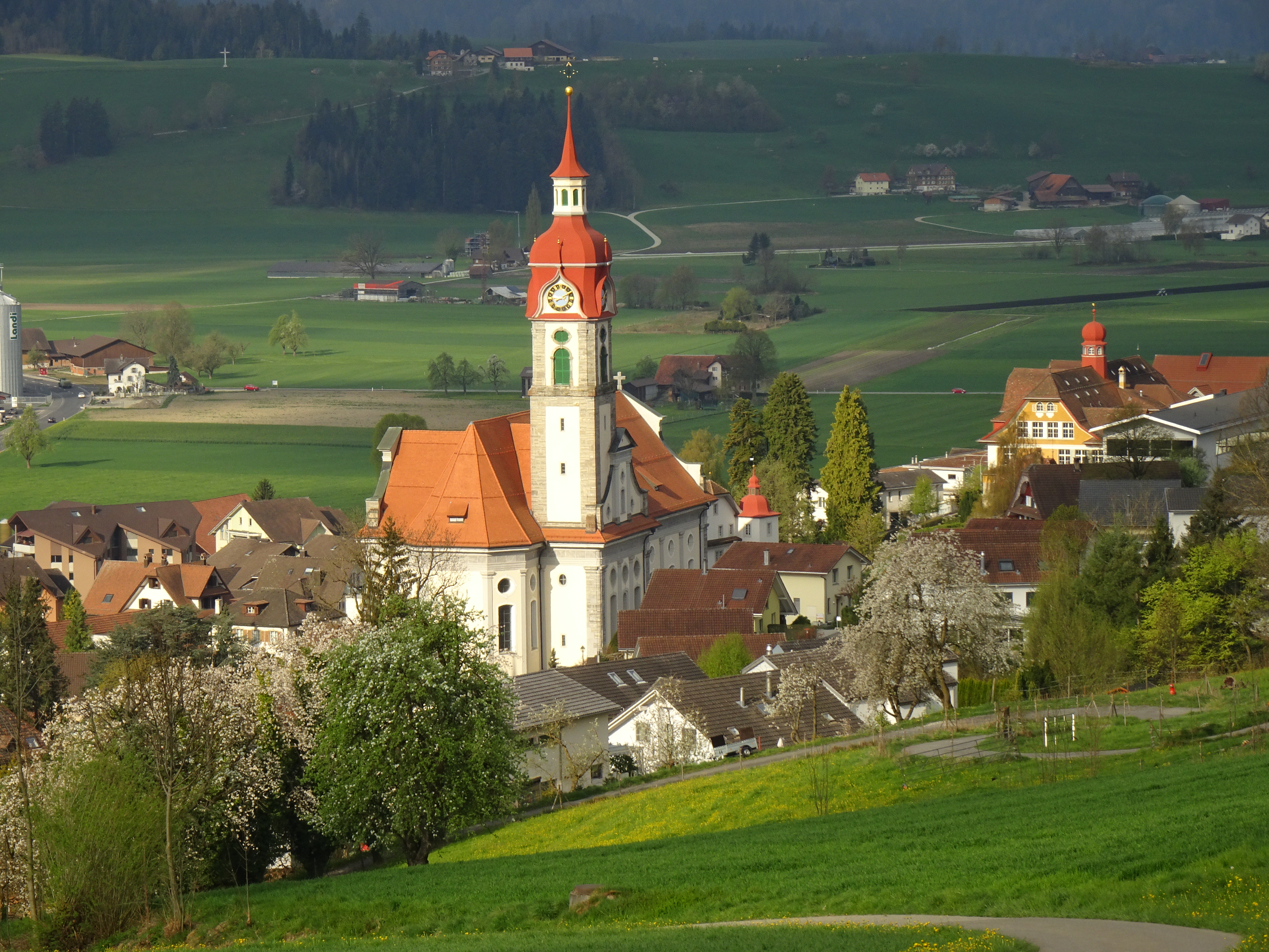 Am Vormittag des Karsamstags, mit Blick auf die Pfarrkirche Ruswil.   | Urs Amrein, Ruswil 