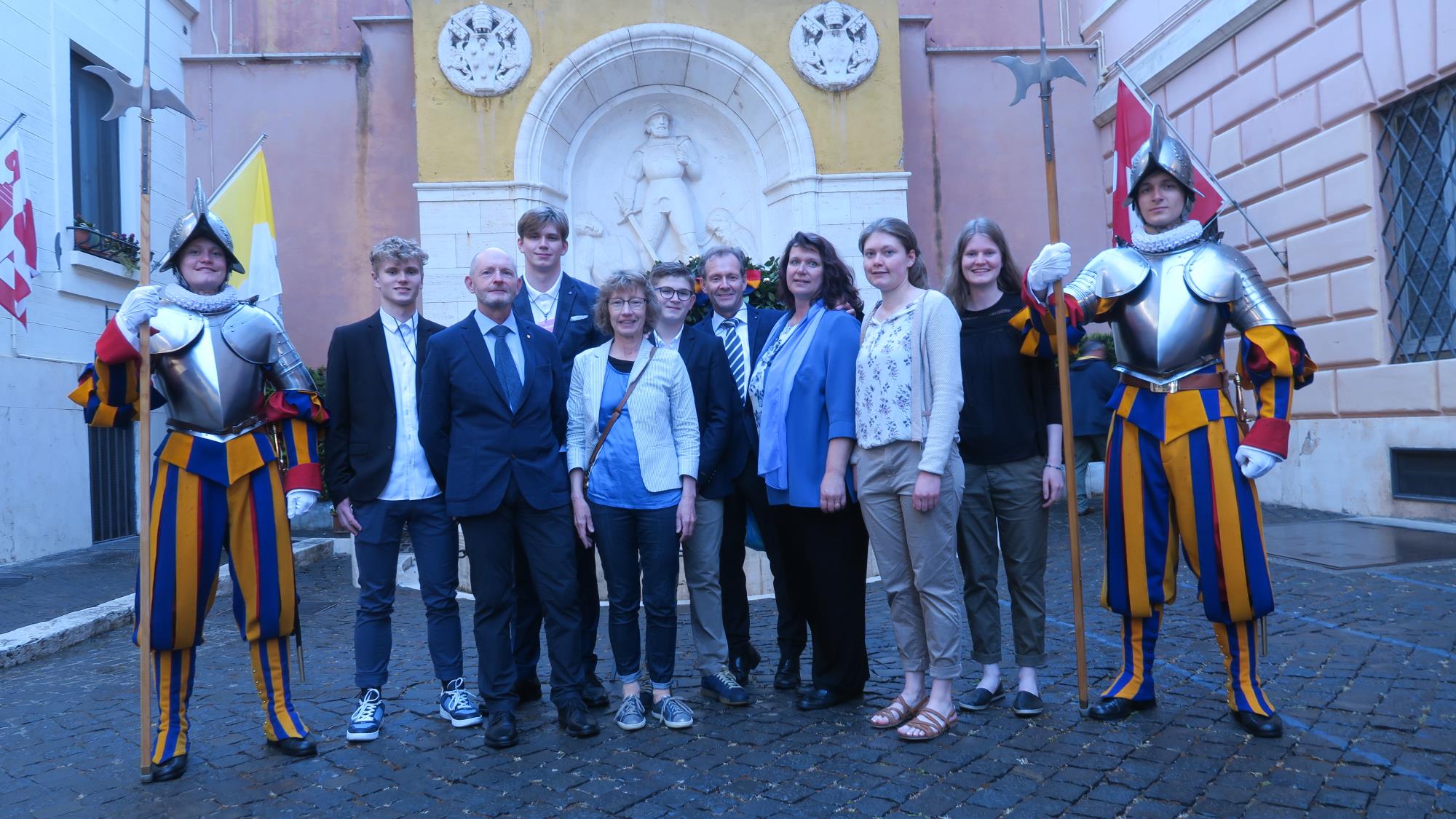 Gruppenbild mit den Familien (von links): Manuel Amrein, Julian Roth, Thomas Amrein, Elias Roth, Vreni Amrein, Silvan Roth, Hans-Peter Roth, Edith Roth, Rahel und Lea Amrein, Matthias Roth.