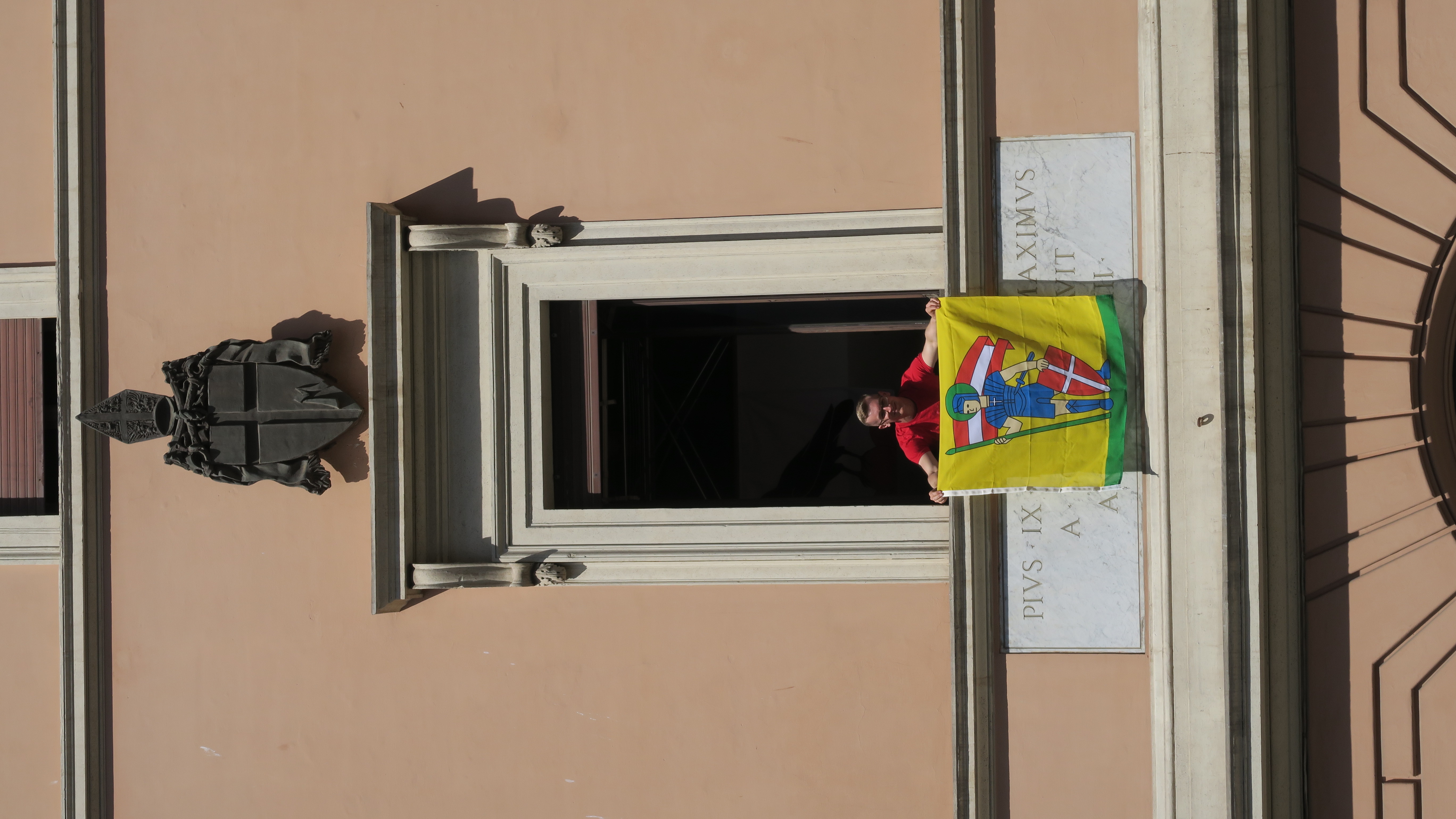 Matthias Roth hisst die Ruswiler Fahne an der Gardekaserne