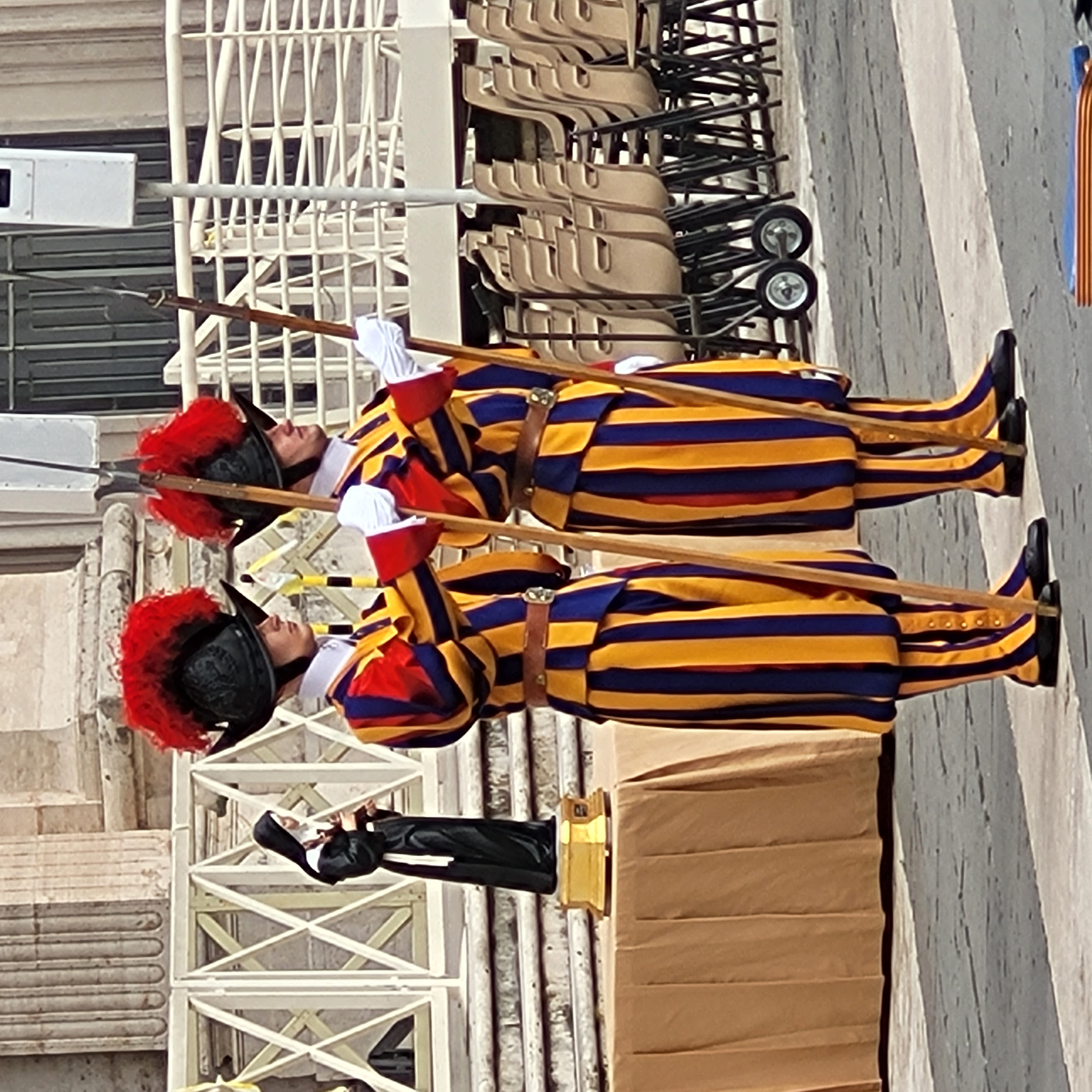 Dienst während Audienz (links Matthias Roth)