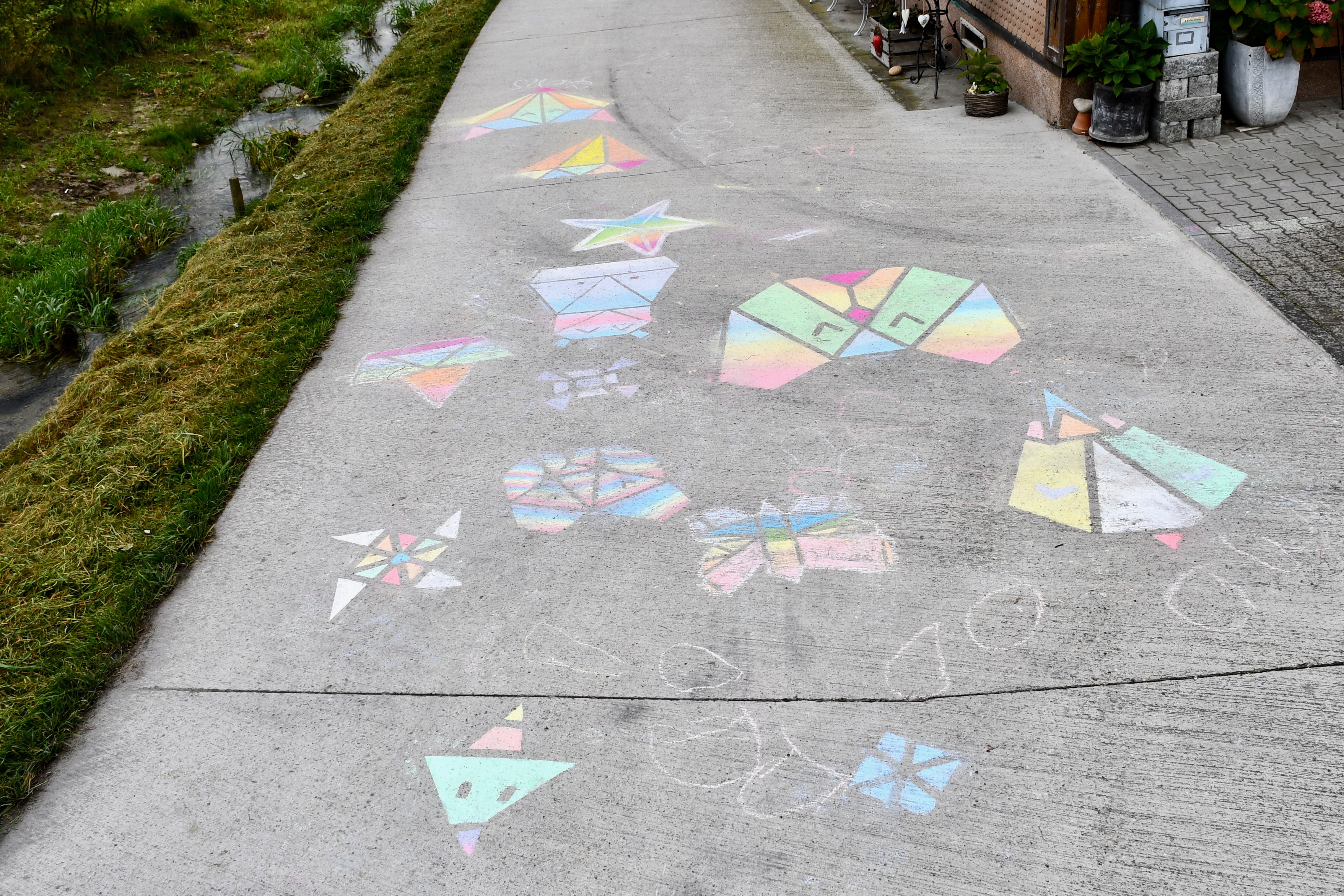 Farbenfrohe aufgemalte Kunstwerke von den Grosskindern im Charenhüsli Grosswangen. | Toni Koller, Grosswangen