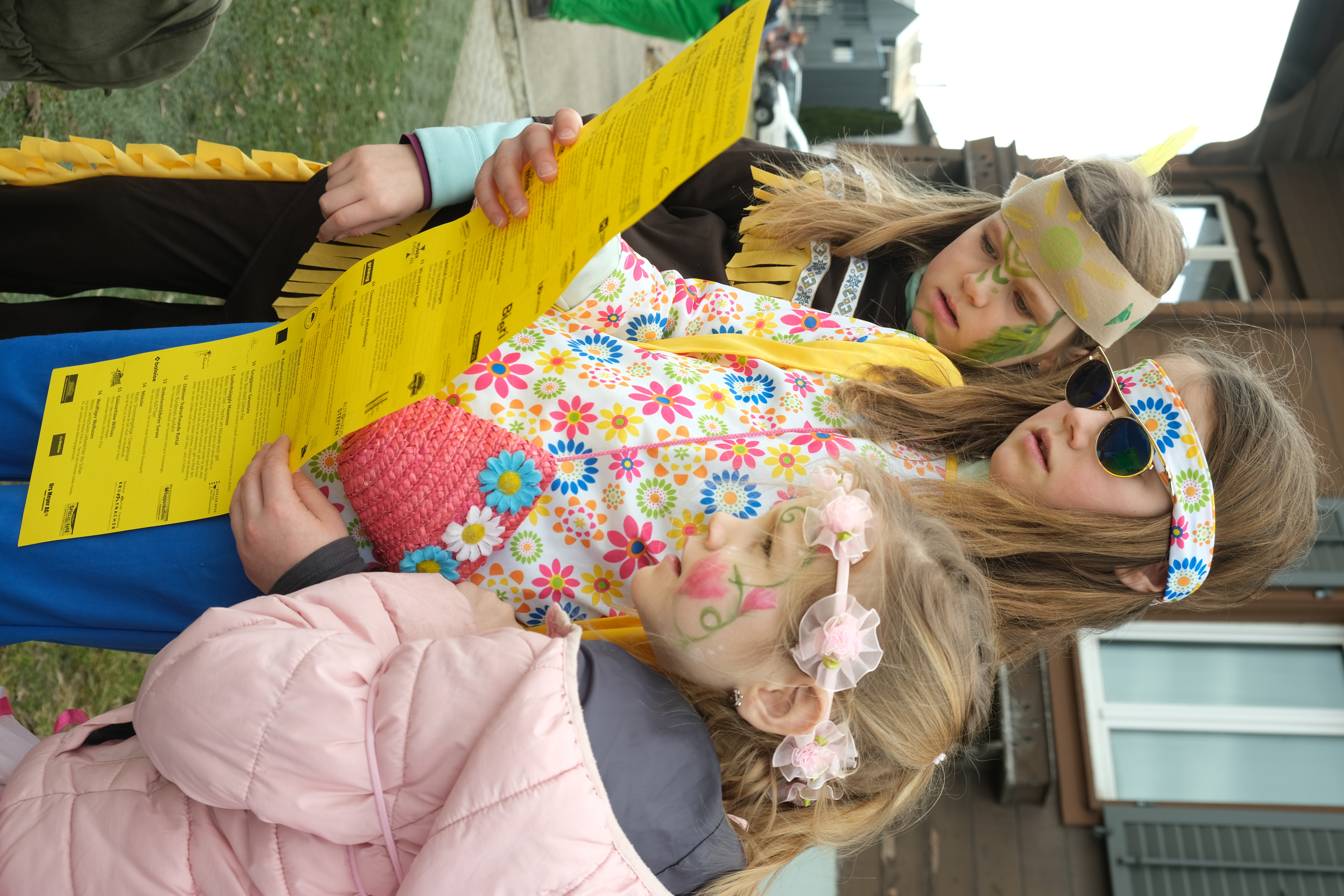 Kleine Fasnächtler studieren das Umzugsprogramm. Foto Hannes Bucher