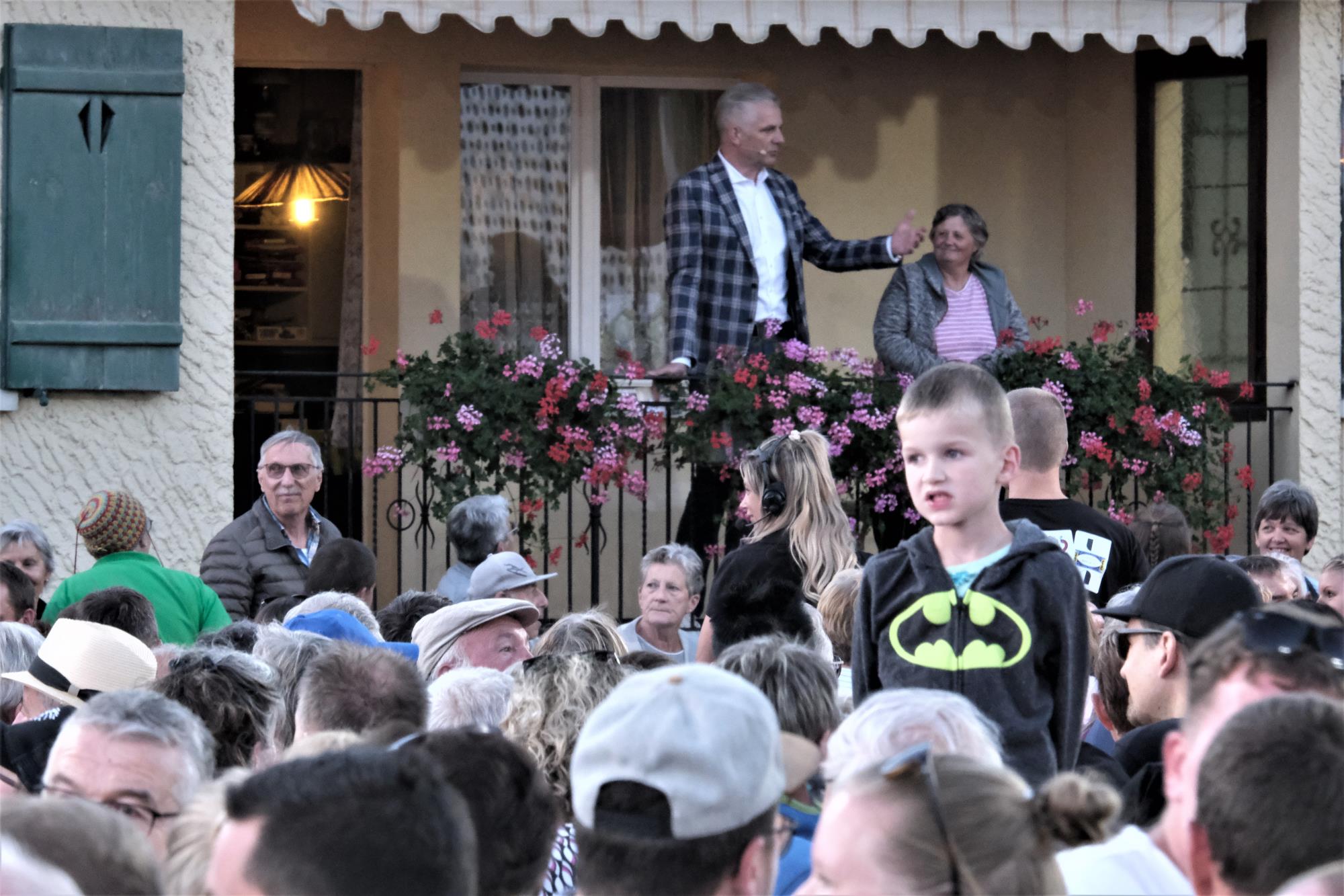 Prominenter Besucher bei der Nachbarin... Foto Hannes Bucher