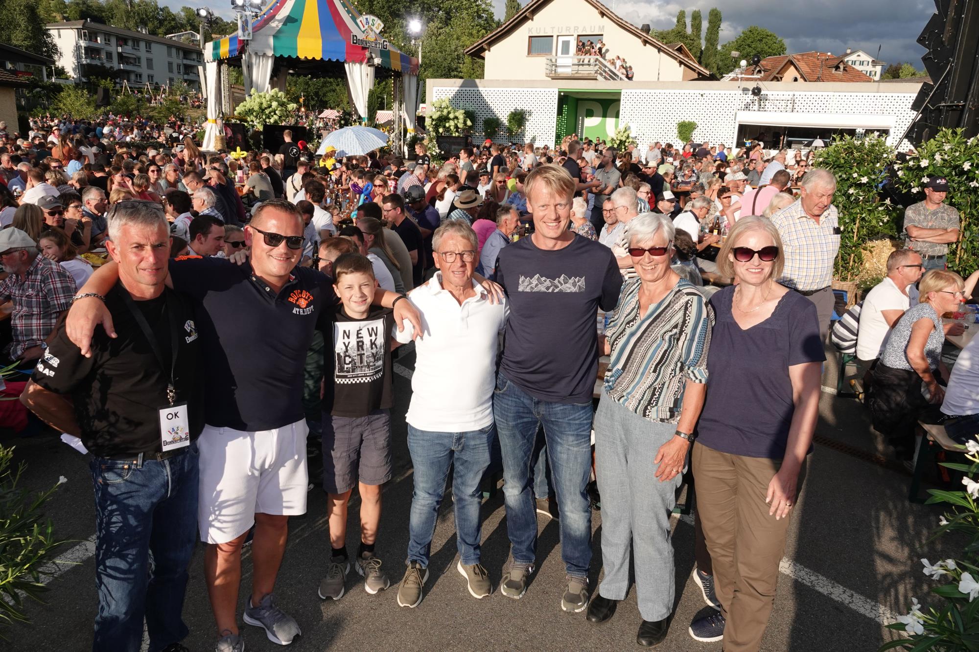 Dank ihnen kam der Donnschtig-Jass nach Ruswil (von links): Gemeindepräsident Franzsepp Erni, Christian Berri, Lukas Bühlmann, Josef Schnider, Stefan Ottiger, Margrit Schurtenberger, Regina Baumeler. Foto Roland Meyer