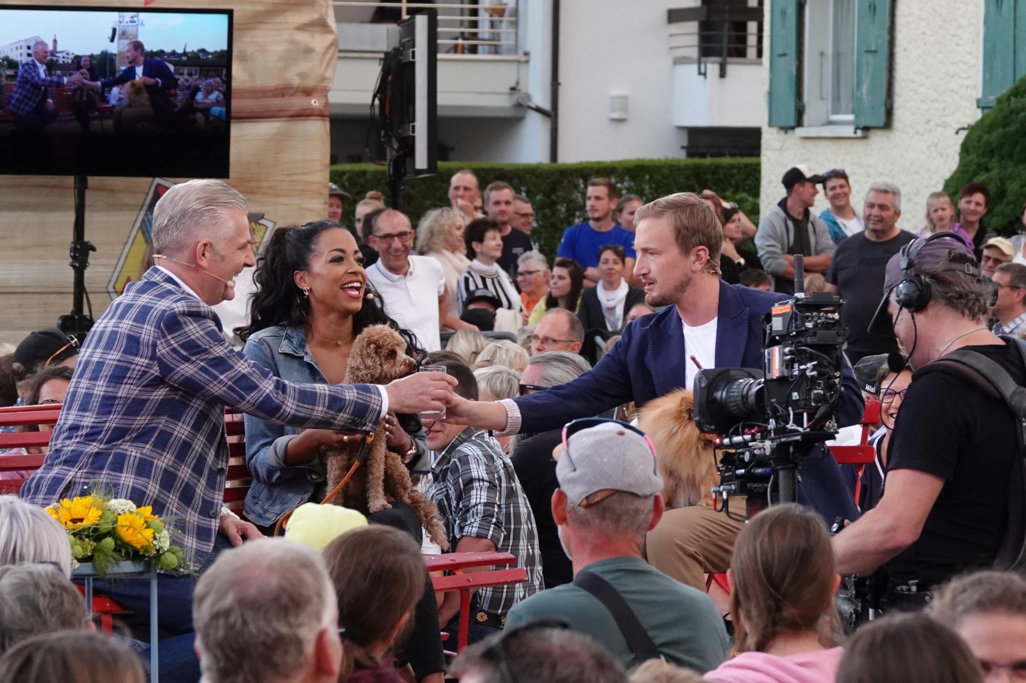 Spass vor laufender Kamera (von links): Rainer Maria Salzgeber, Fabienne Louves, Stefan Büsser. Foto Roland Meyer