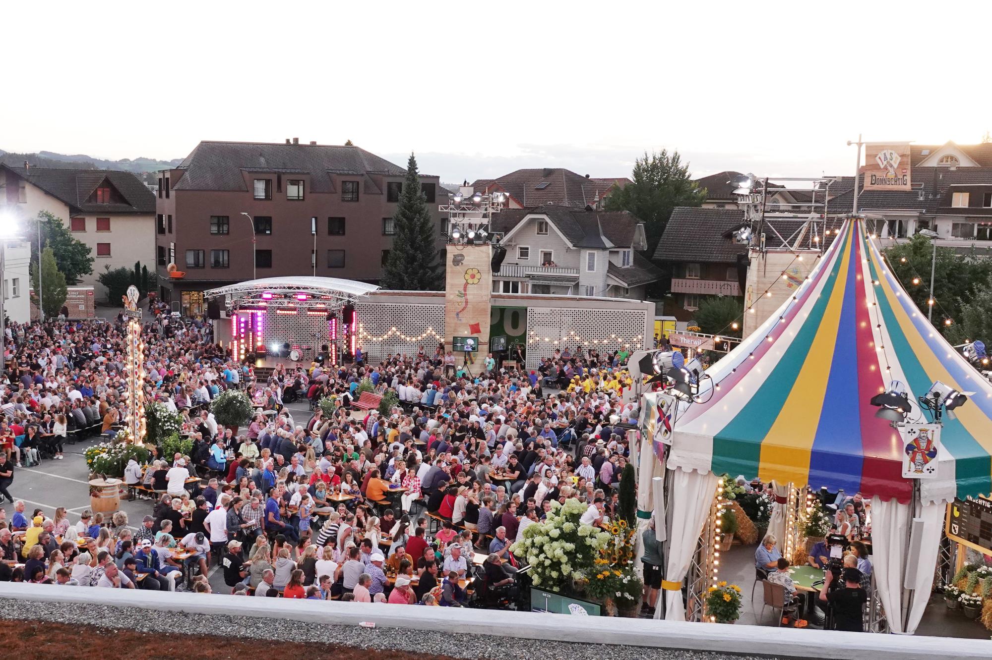 Der Donnschtig-Jass zog Massen auf den Märtplatz. Foto Roland Meyer