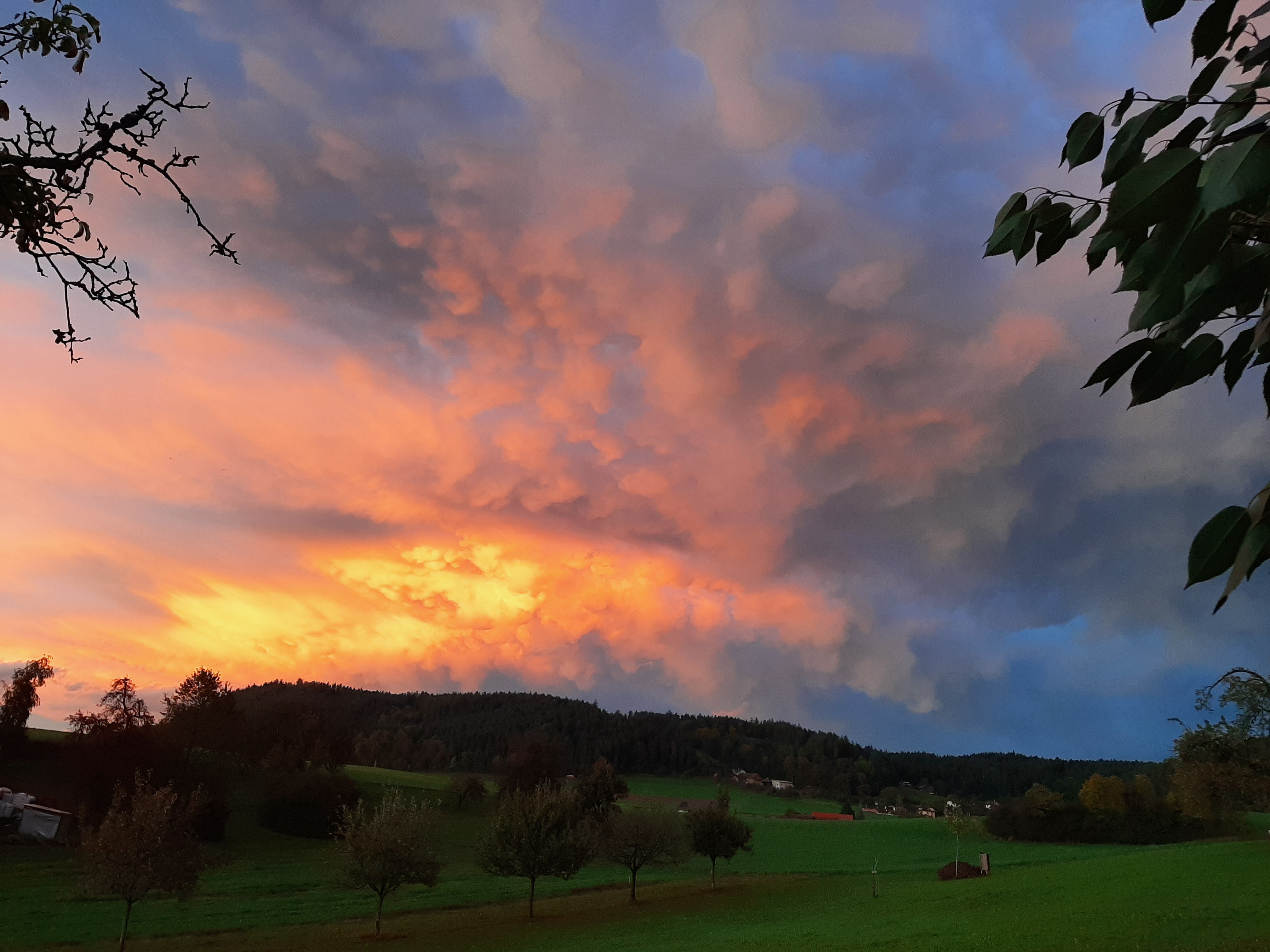Faszinierender Himmel, von Grosswangen über den Hinterberg Richtung Sursee fotografiert.   | Silvia Rölli, Grosswangen 