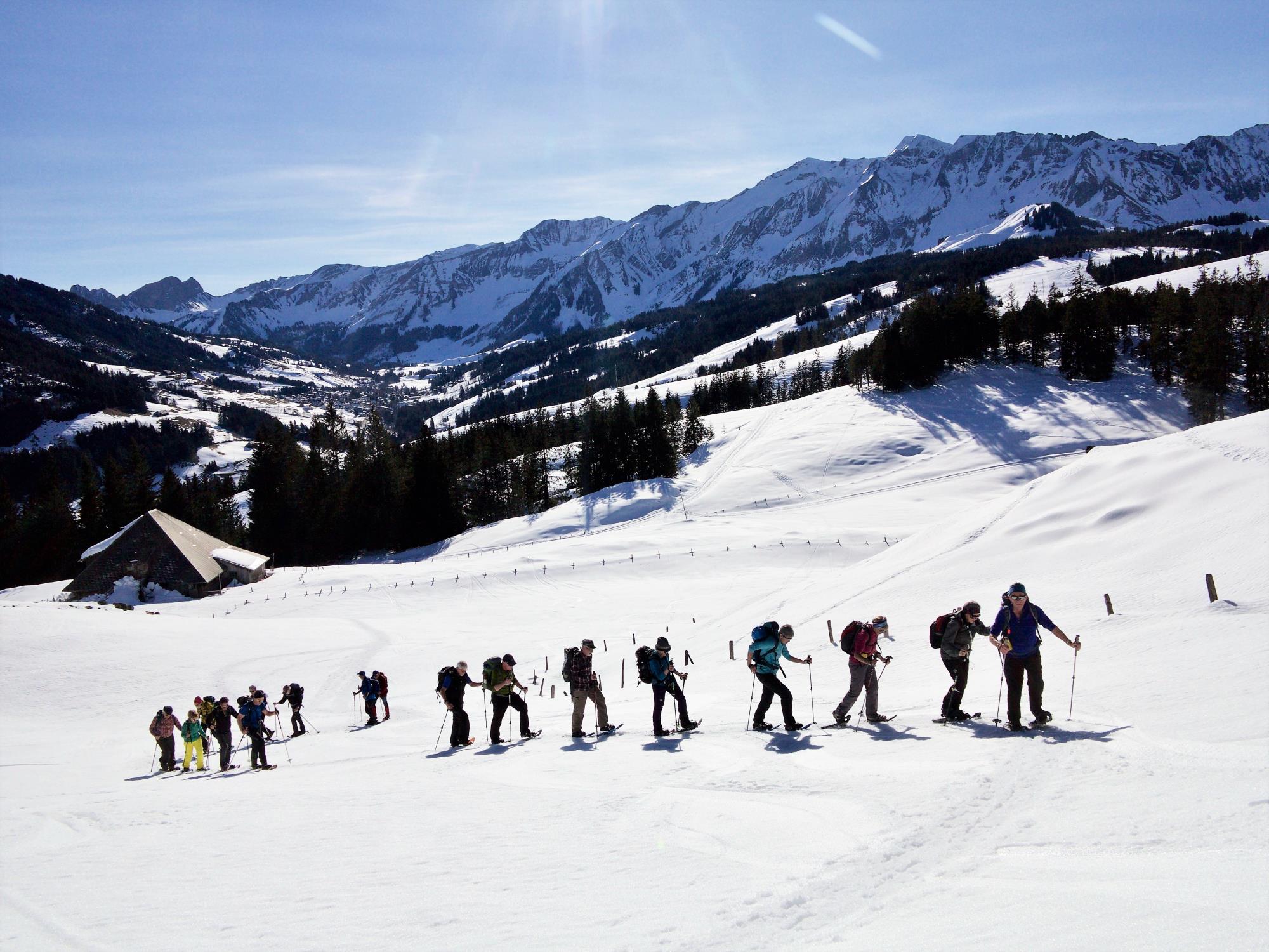 Die Wanderer sind bei besten Bedingungen unterwegs. Foto Sepp Bühlmann