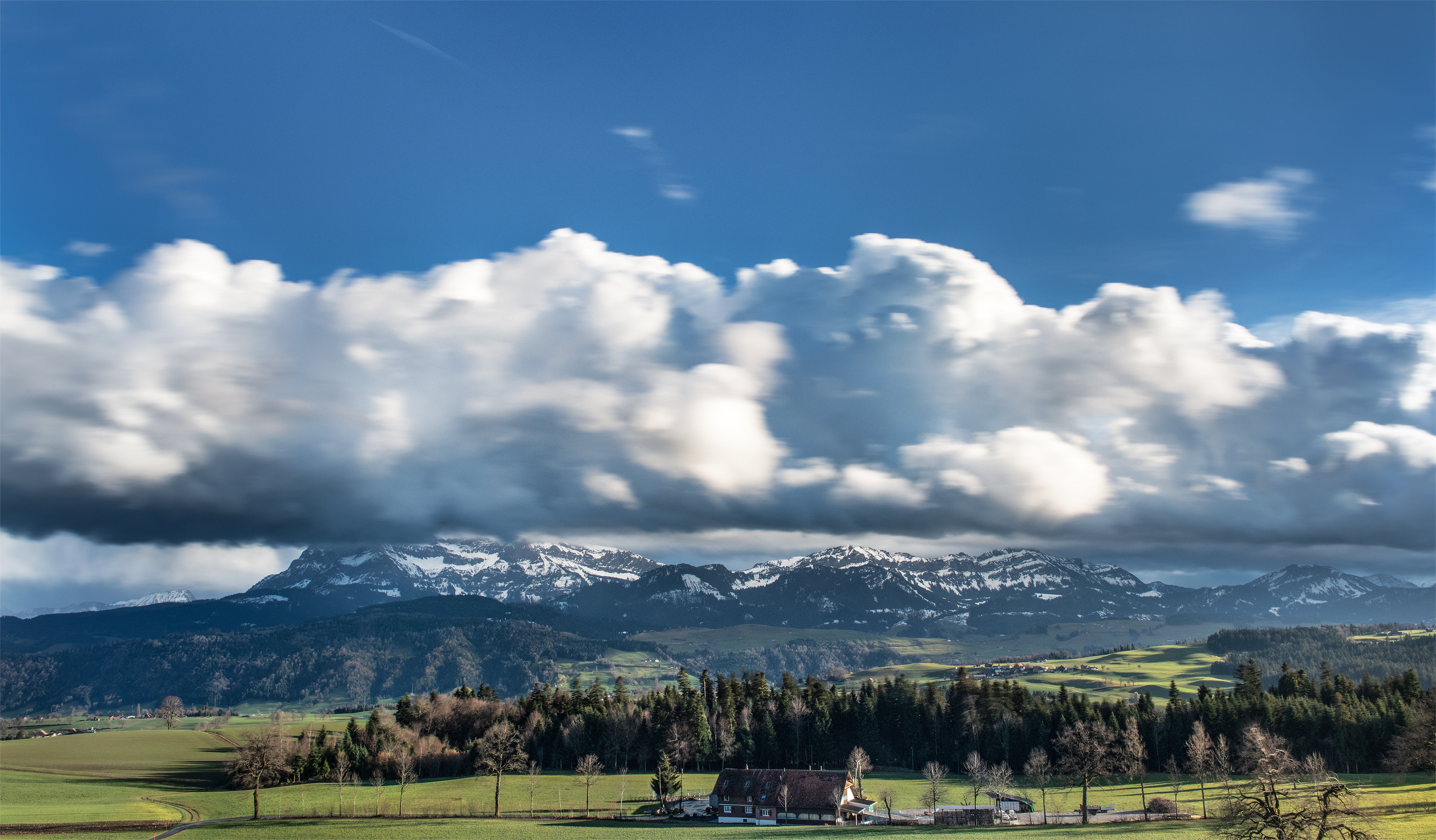 Die Wolken werden durch den Sturm "Eberhard" angetrieben. | Stefan Dubach, Ruswil