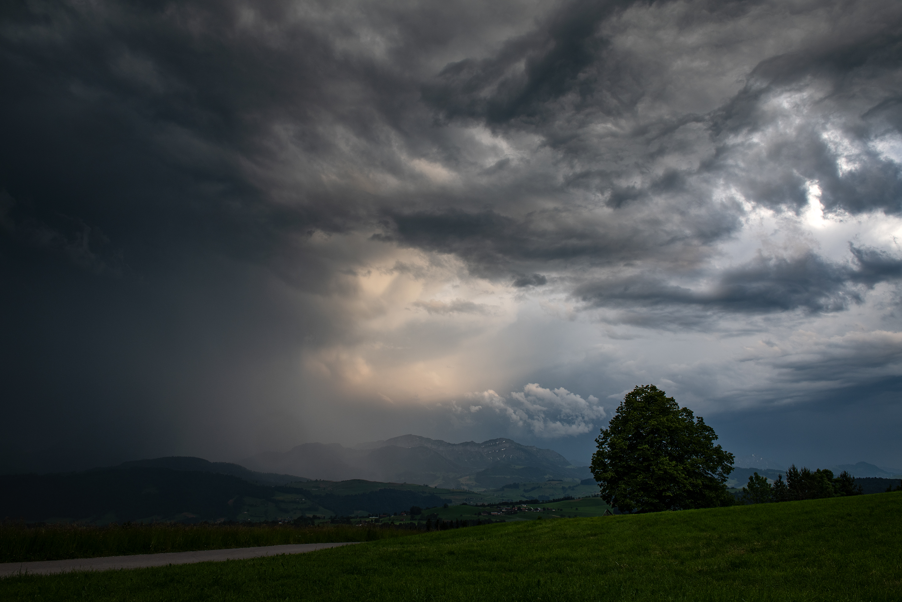 Gewitterstimmung über dem Pilatus vom Homberg (Ruswil) aus gesehen. | Stefan Dubach