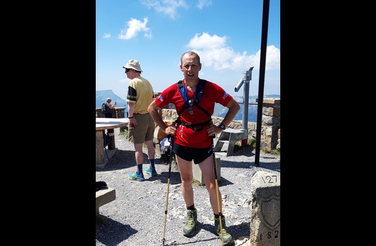 Vom tiefsten Punkt auf den höchsten Punkt im Kanton Luzern: Benedikt Stalder nach zwölfeinhalb Stunden und 75 Kilometer auf dem Brienzer Rothorn. Foto zVg