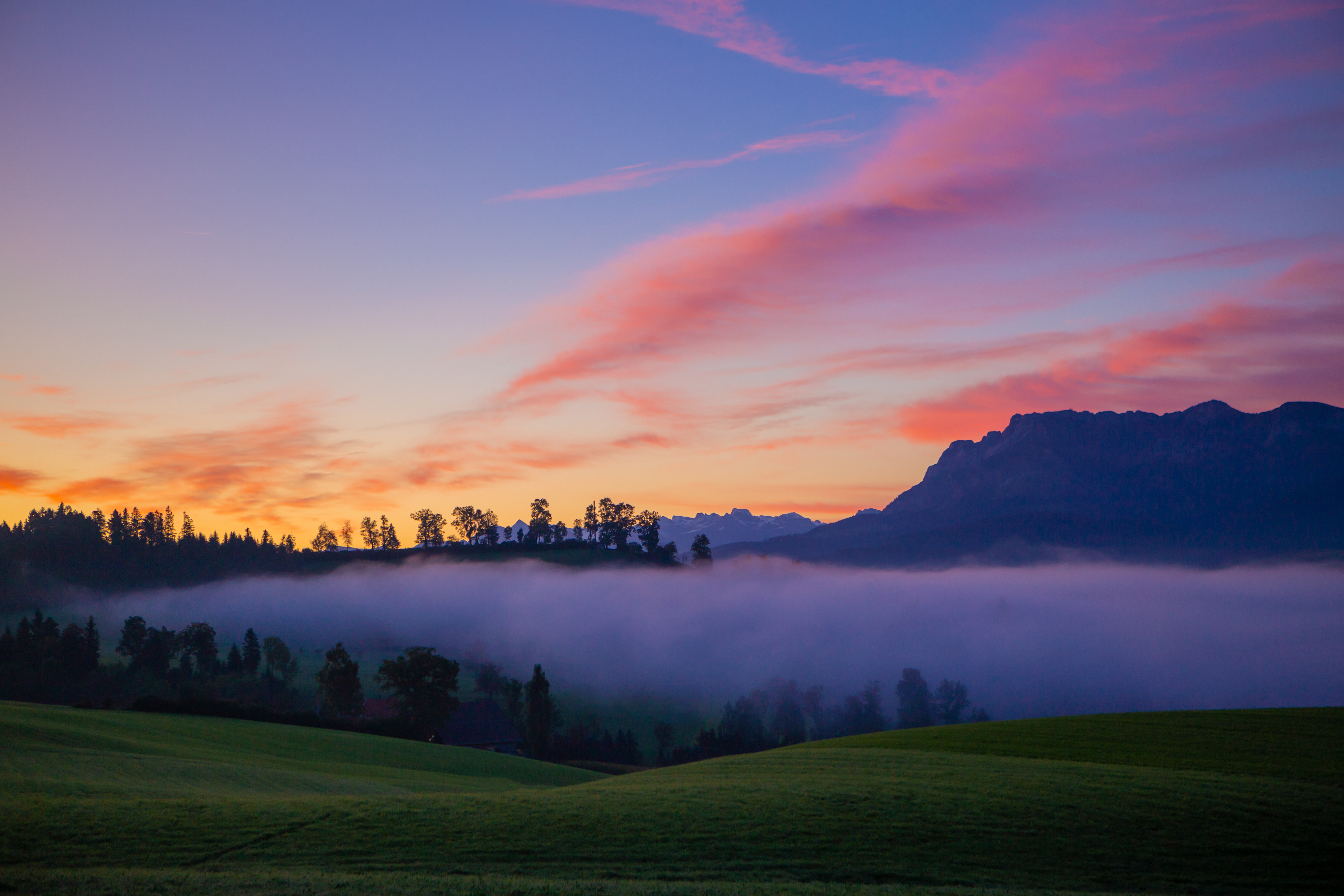 Farbenprächtig präsentierte sich der Sonnenaufgang am Dienstag, 1. Oktober in Ruwil.  | René Burch, Ruwil