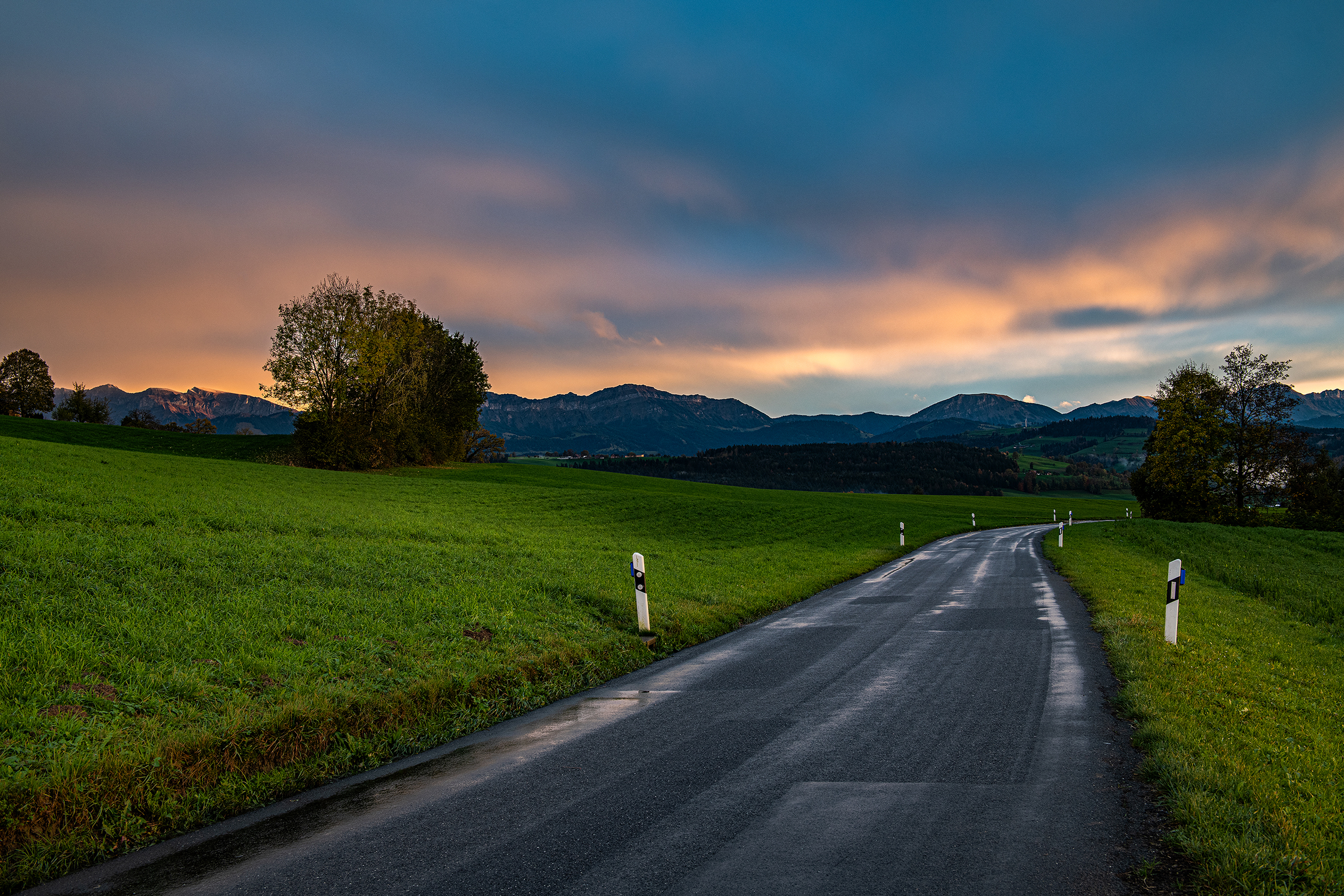 Nach dem trüben verregneten Sonntag, brechen am Abend vor dem Eindunkeln noch Sonnenstrahlen durch die Wolken und erzeugen ein sonderbares Licht und zaubern bunte Farben an den Himmel. | Stefan Dubach, Ruswil