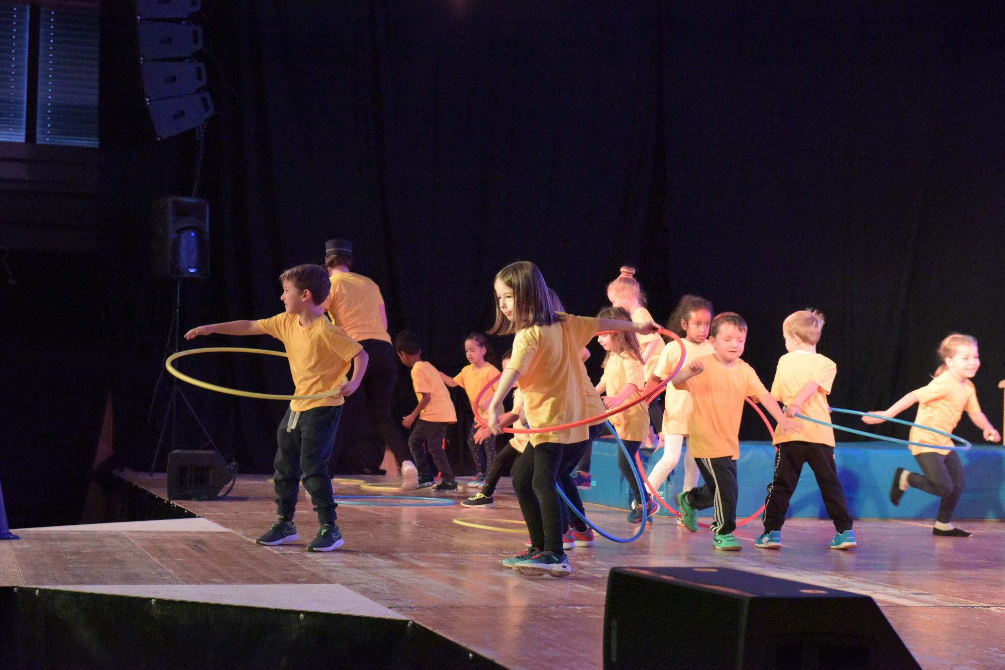 Das Kinderturnen bei der Hula-Hoop Darbietung. Foto Michael Wyss