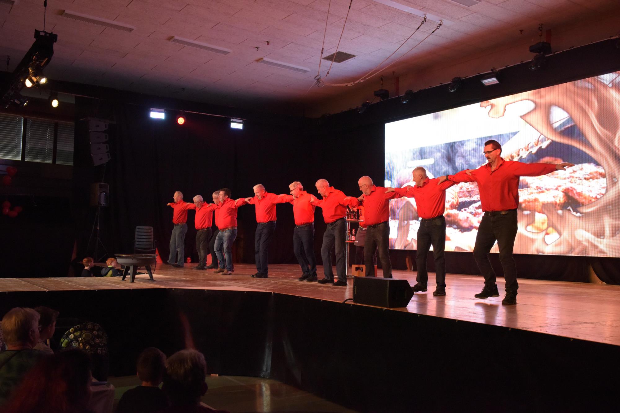 Die Männer bei ihrem Einsatz im knallroten Outfit. Foto Michael Wyss
