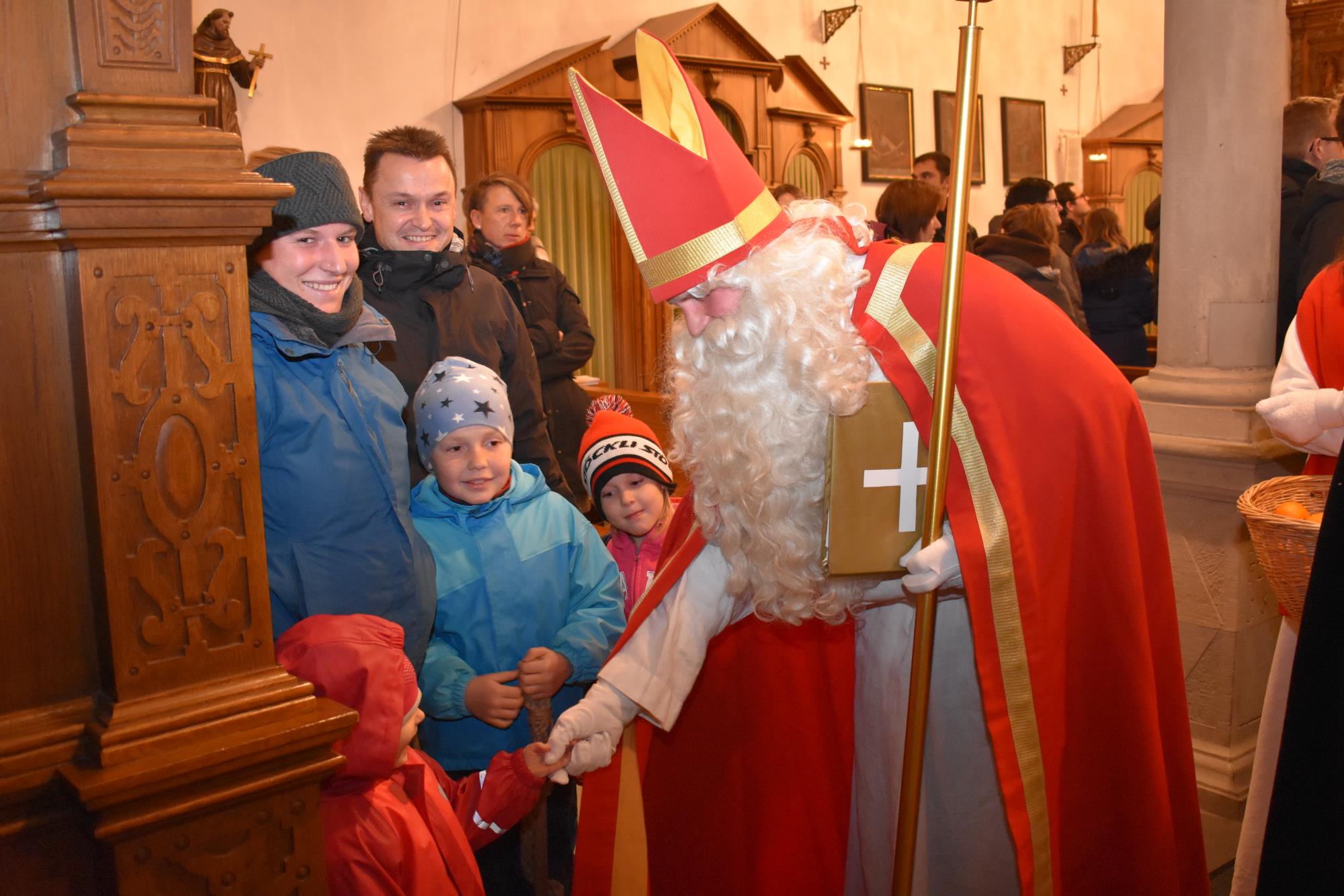 Der Samichlaus ist in mehreren Gemeinden herzlich empfangen worden. Hier in Werthenstein. Foto Ferdinand Brühlmann