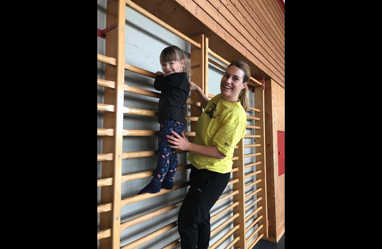 Sportlehrerin Corinne Häfliger mit Tochter Jolina (3). Foto zVg